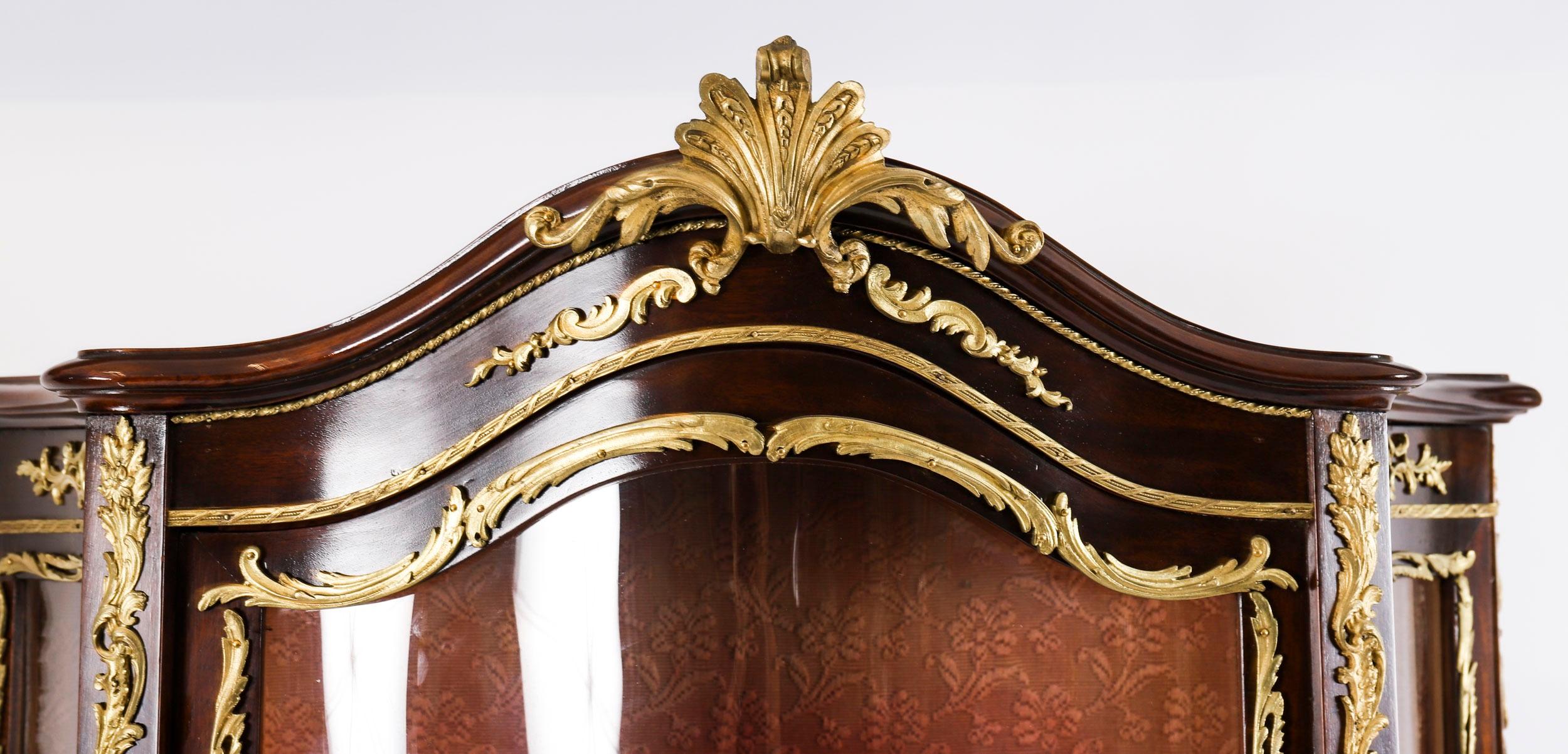 Fine XIX secolo Coppia di vetrine in Vernis Martin francese del XIX secolo in vendita