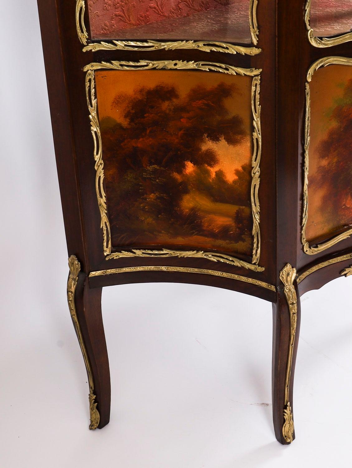 Coppia di vetrine in Vernis Martin francese del XIX secolo in vendita 1