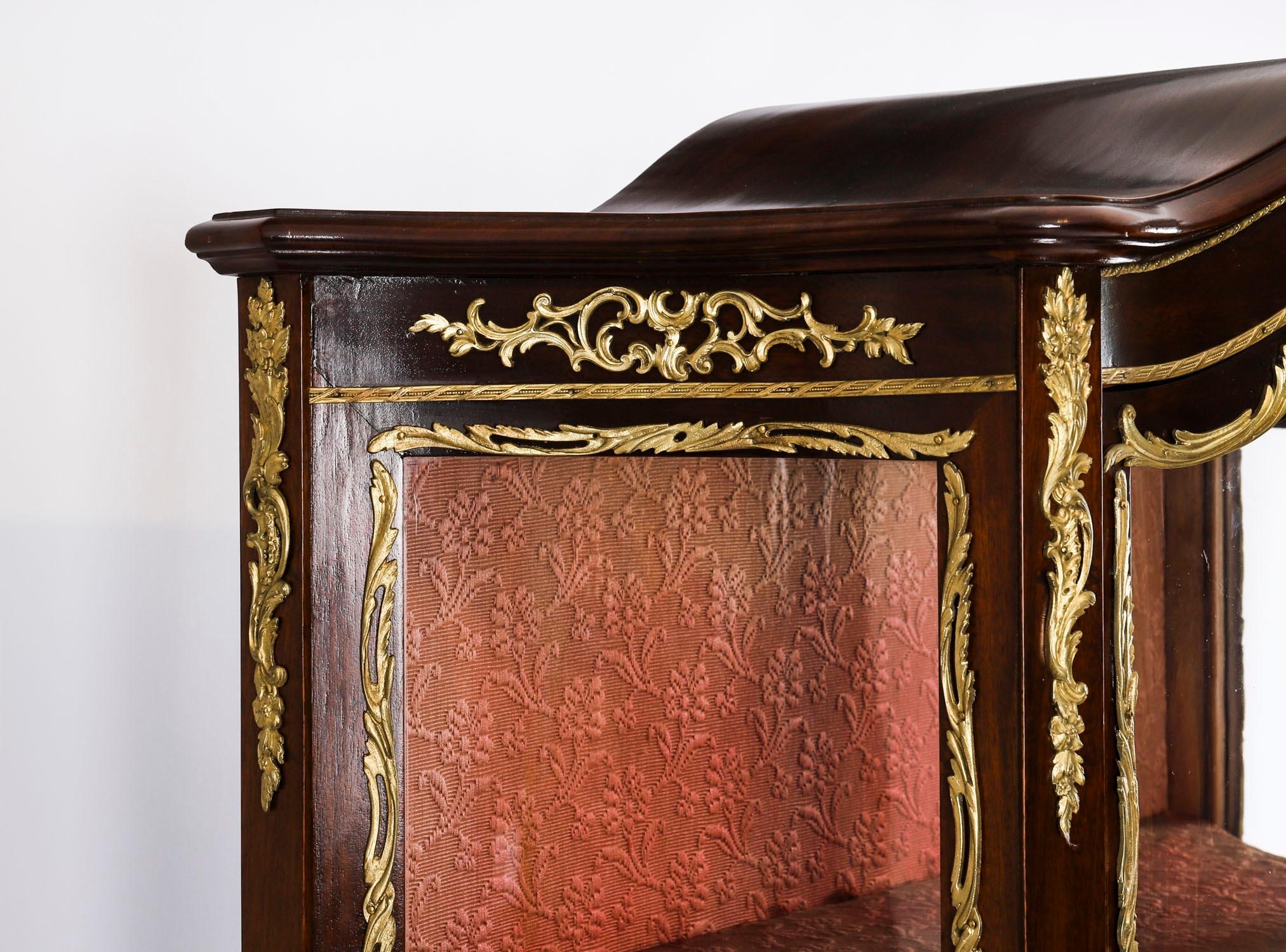 Coppia di vetrine in Vernis Martin francese del XIX secolo in vendita 2
