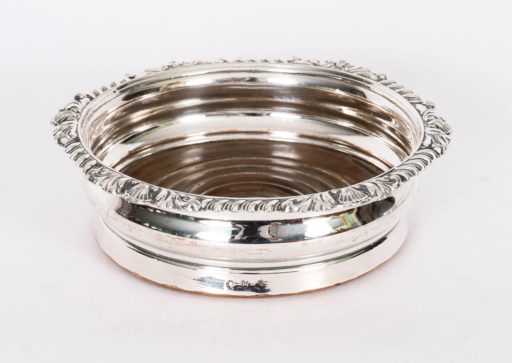 Si tratta di un'attraente coppia di antichi sottobicchieri circolari in lamiera di Sheffield di Giorgio III con i marchi a stella del famoso orafo e argentiere Matthew Boulton, datati circa 1790.

I superbi sottobicchieri circolari scanalati sono