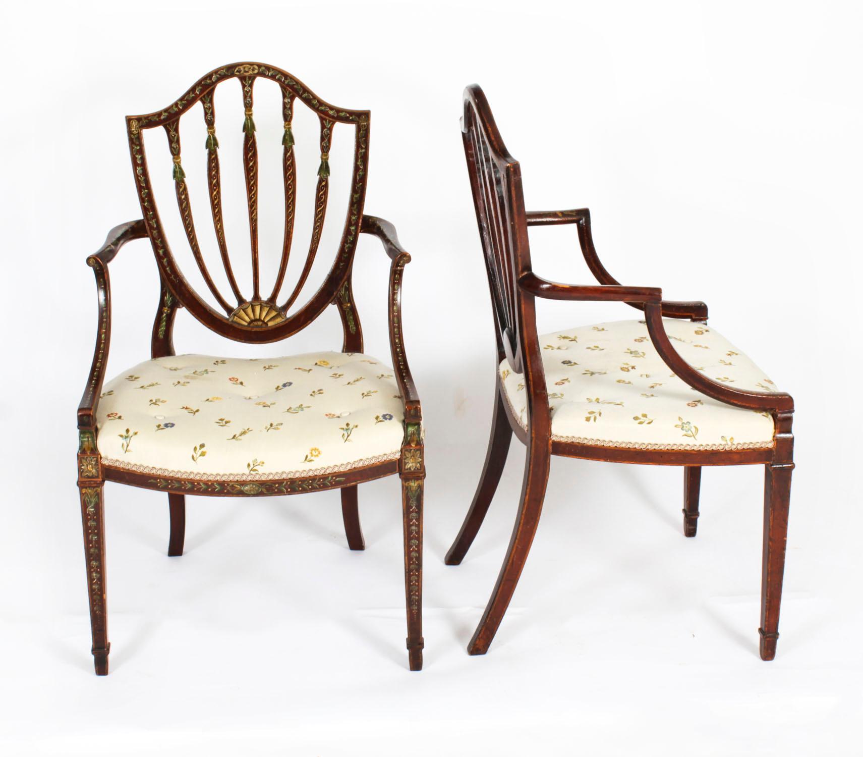 Superbe paire de fauteuils ouverts à décor polychrome de George III, attribuée à Gillows, datant d'environ 1785.

Chacune est superbement décorée de guirlandes peintes à la main, de sentiers feuillus noués par un ruban, de patera, de pendentifs en