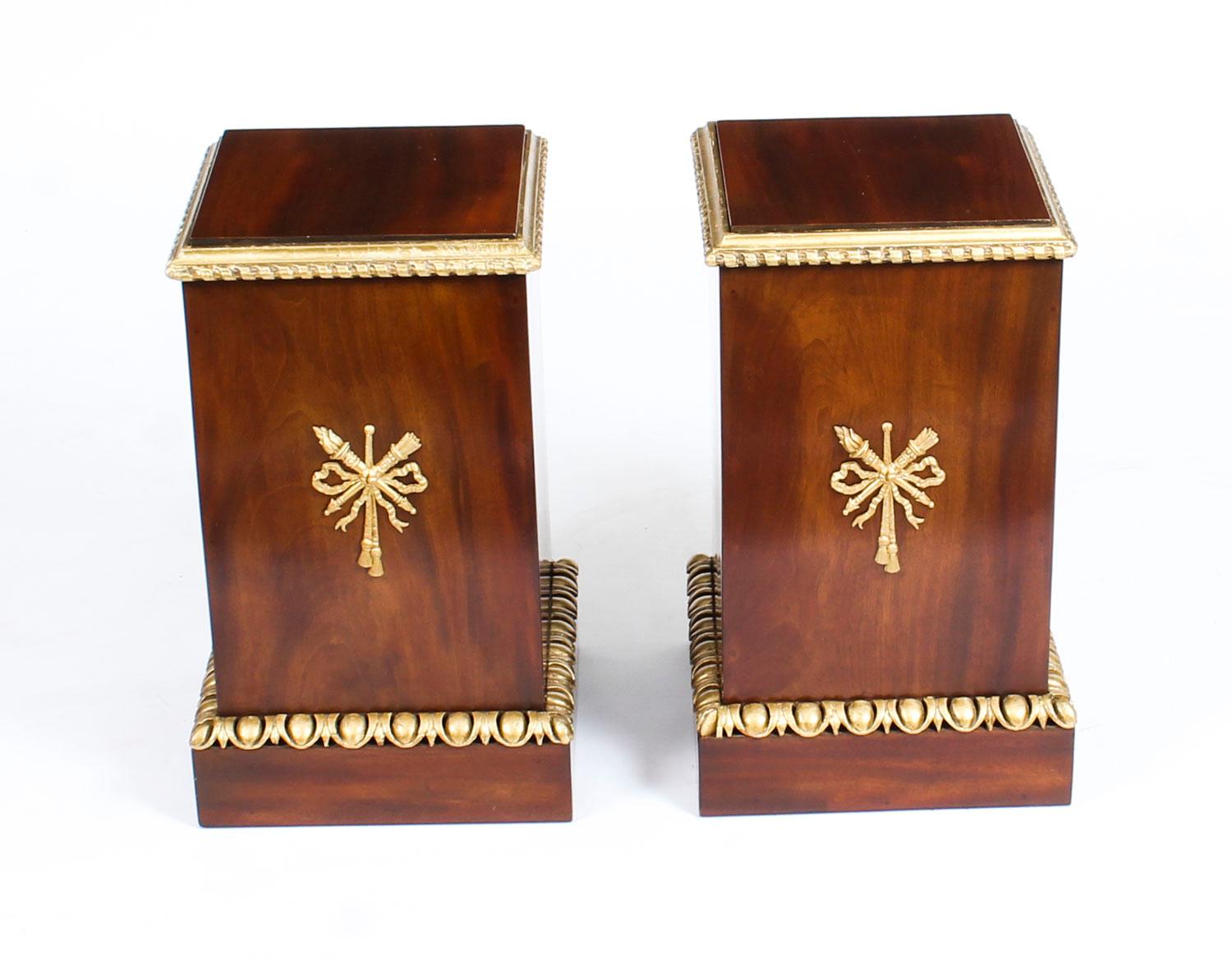 This is a gorgeous pair of antique George III Revival mahogany giltwood square pedestals s which date from the late 19th century.

The moulded tops with ribbon borders, the moulded bases with egg and tongue borders, the sides applied with ribbon