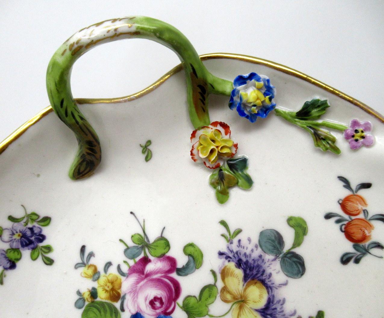Peint à la main Ancienne paire d'assiettes en forme de feuille d'armoire allemandes de Dresde, Meissen, fleurs et natures mortes en vente