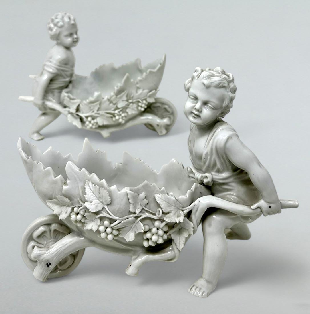Ancienne paire de centres de table en porcelaine de Meissen Blanc de Chine représentant des chérubins Putti  en vente 4