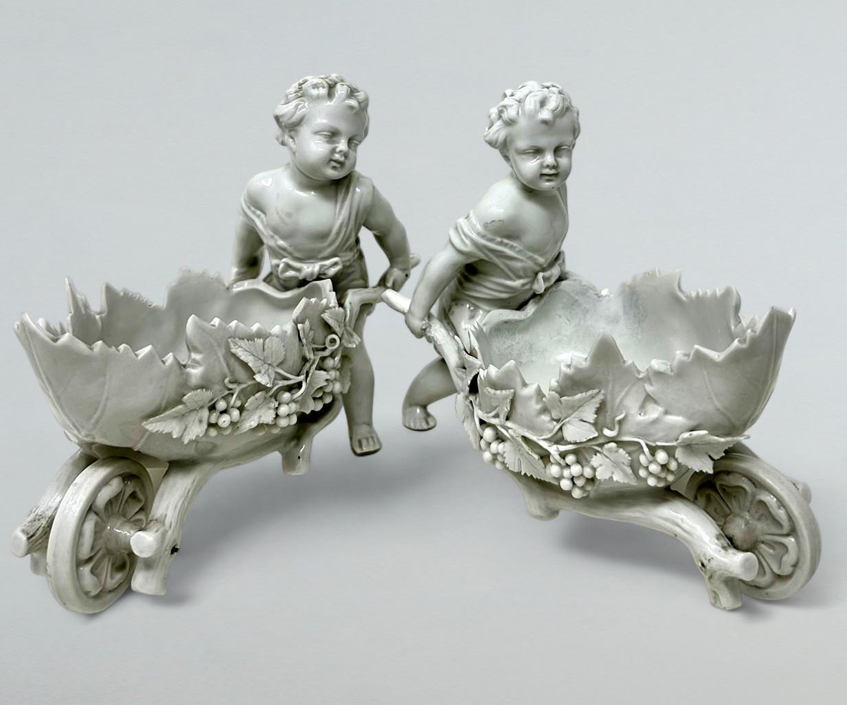 Victorien tardif Ancienne paire de centres de table en porcelaine de Meissen Blanc de Chine représentant des chérubins Putti  en vente