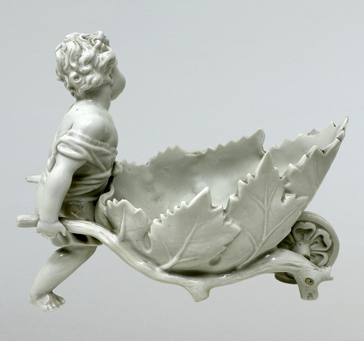 XIXe siècle Ancienne paire de centres de table en porcelaine de Meissen Blanc de Chine représentant des chérubins Putti  en vente