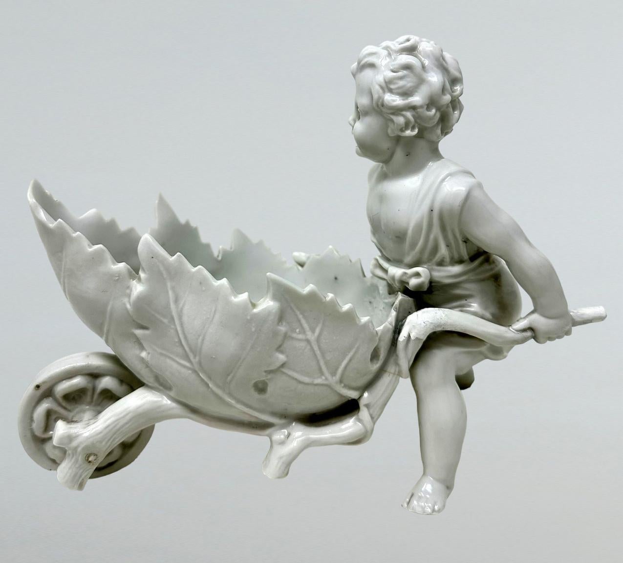 Ancienne paire de centres de table en porcelaine de Meissen Blanc de Chine représentant des chérubins Putti  en vente 2