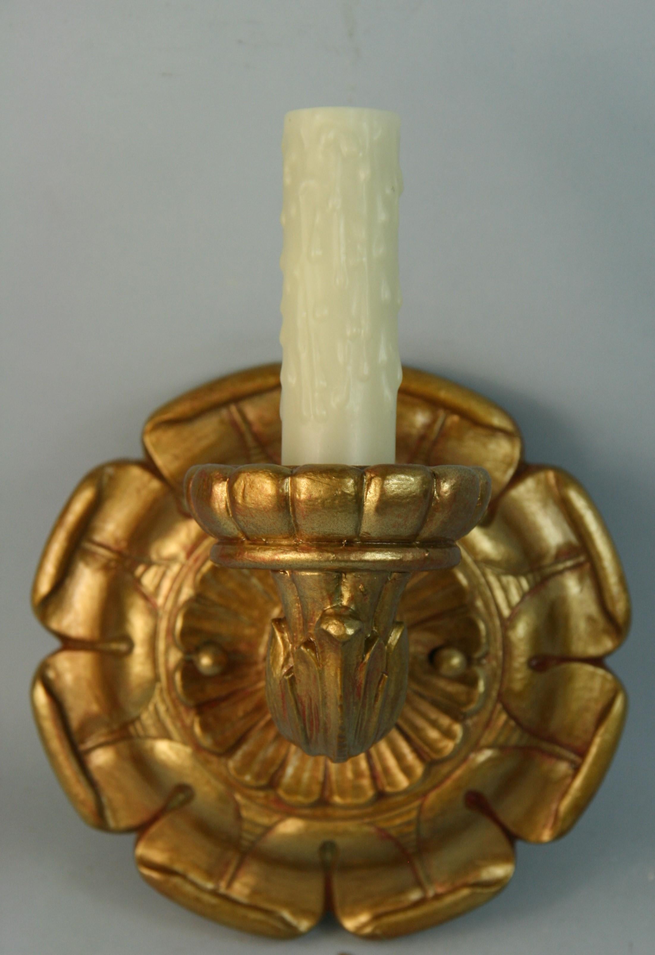 1521 Antiquités  paire dorée  appliques en bois sculpté
Nouveau câblage
Fonctionne avec une ampoule candélabre de 60 watts maximum.