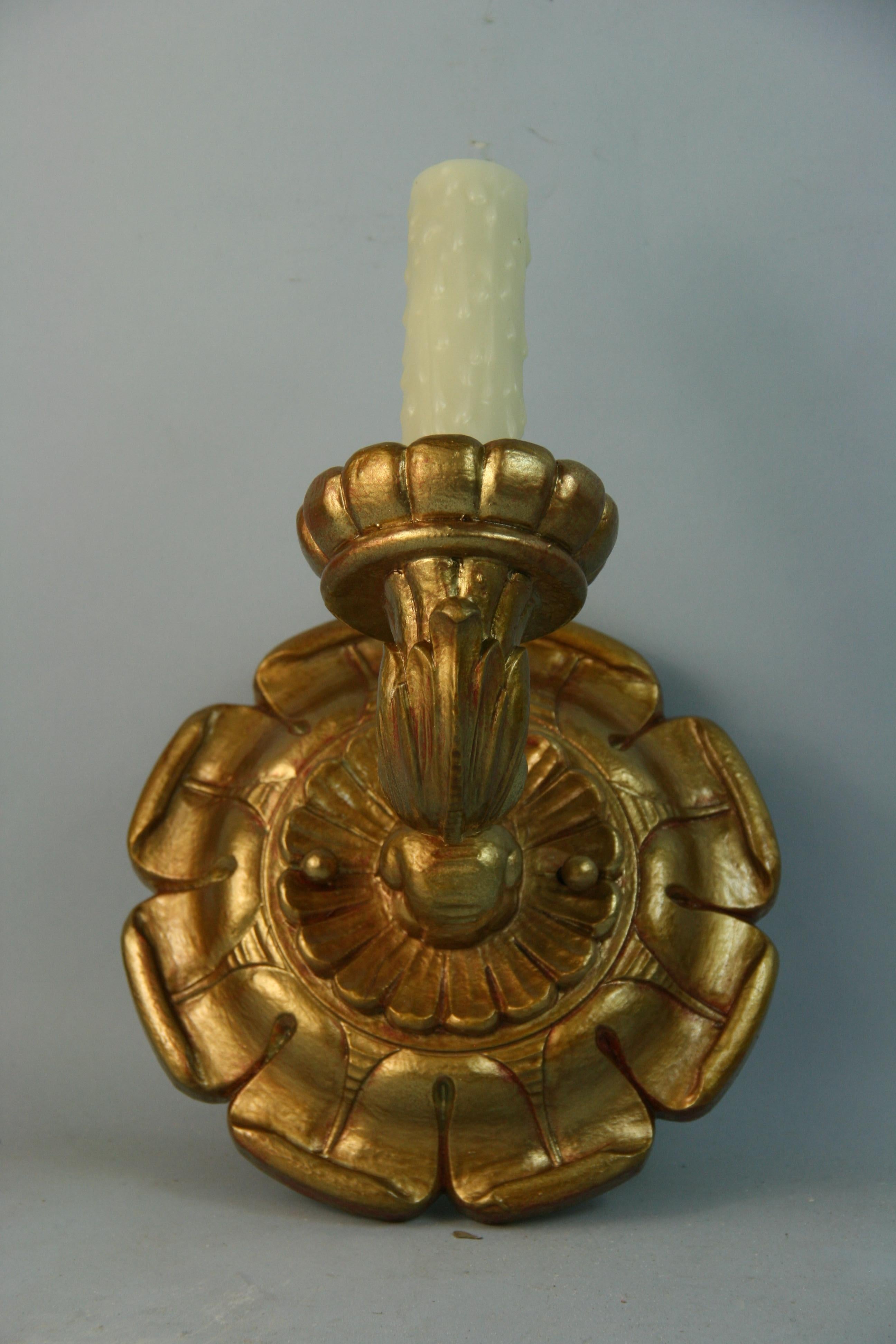 Antikes italienisches Paar vergoldet  Italienisch  Handgeschnitzte Wood Wood Sconces, 1920er Jahre im Zustand „Gut“ im Angebot in Douglas Manor, NY