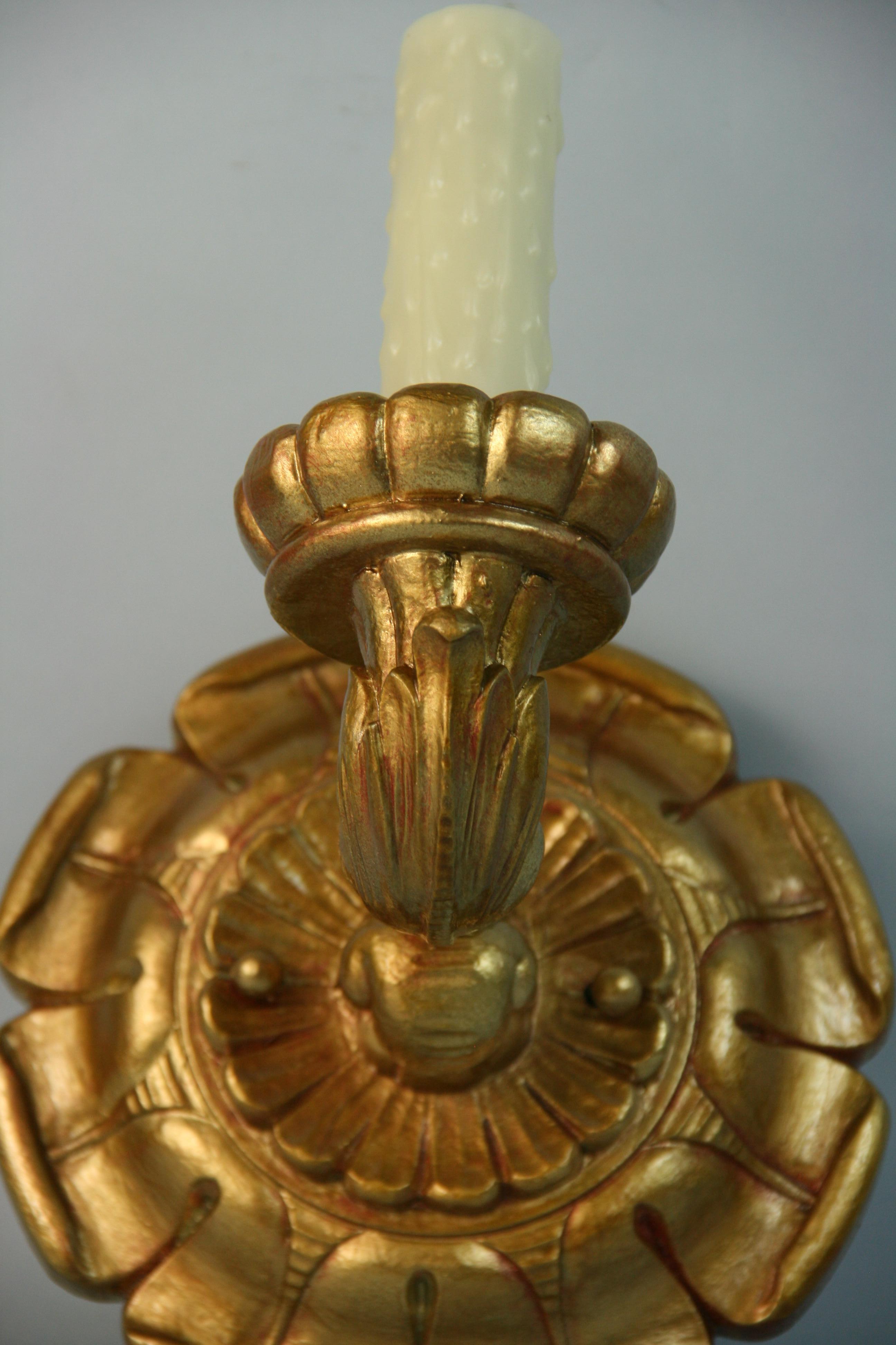 Antikes italienisches Paar vergoldet  Italienisch  Handgeschnitzte Wood Wood Sconces, 1920er Jahre (Frühes 20. Jahrhundert) im Angebot