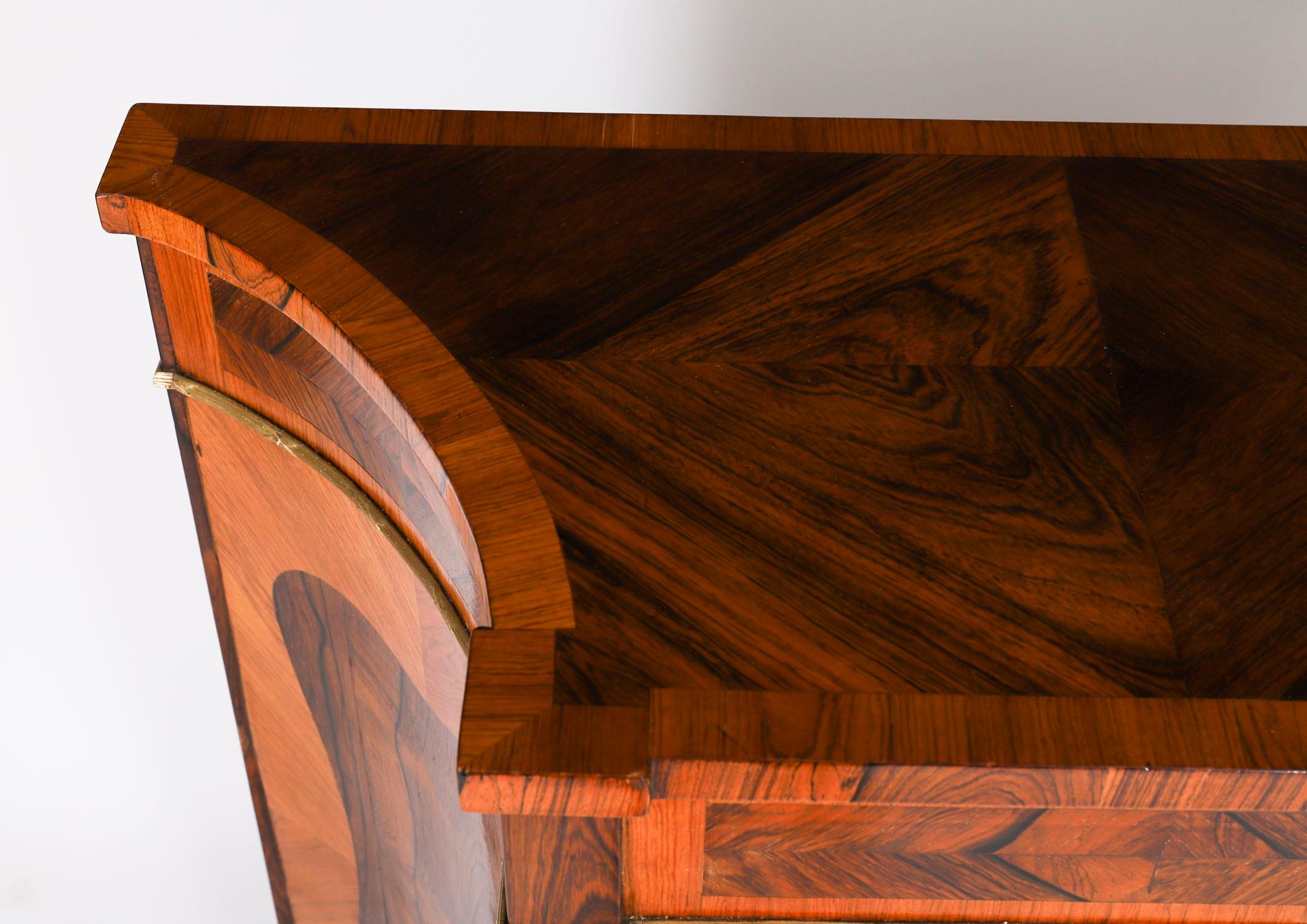 Coppia di armadietti Goncalo Alves e King Wood del XIX secolo in vendita 3