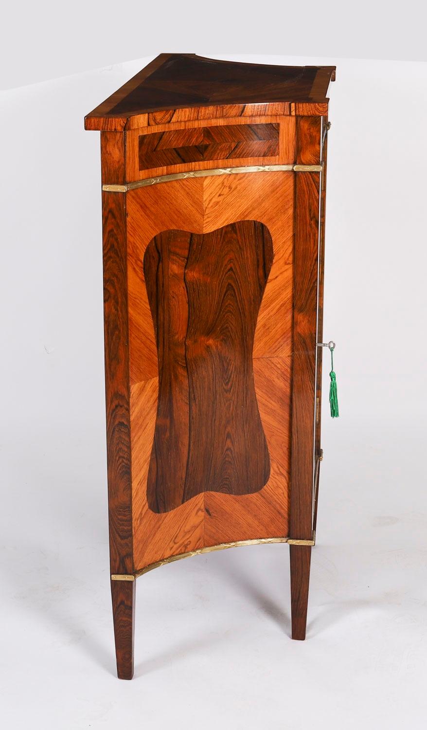 Coppia di armadietti Goncalo Alves e King Wood del XIX secolo in vendita 4