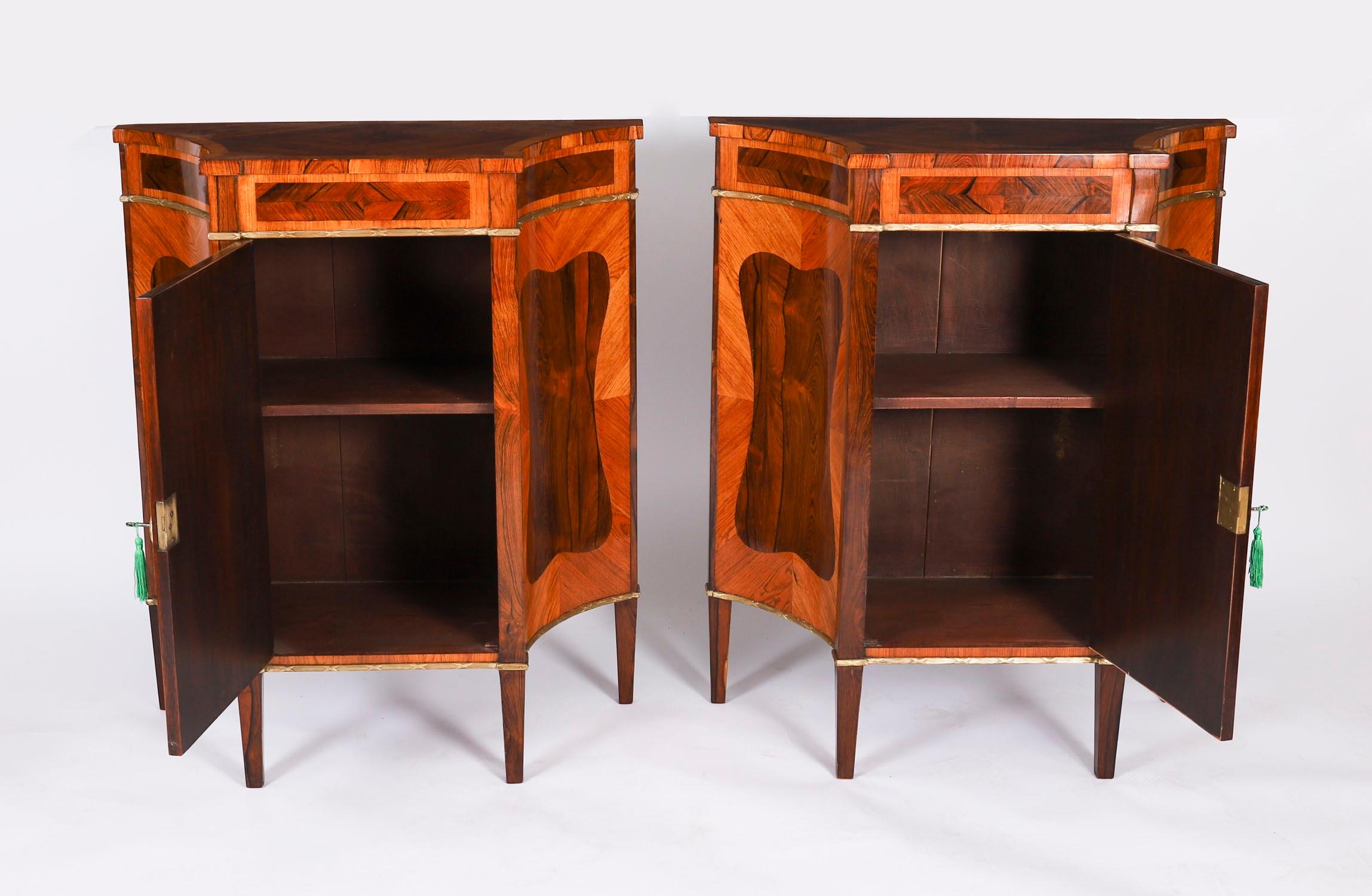 Coppia di armadietti Goncalo Alves e King Wood del XIX secolo in vendita 6