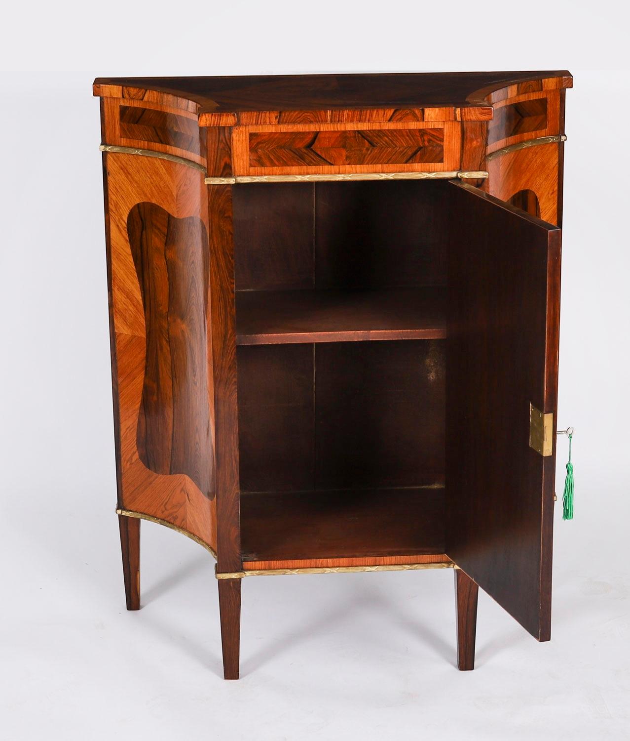 Coppia di armadietti Goncalo Alves e King Wood del XIX secolo in vendita 7