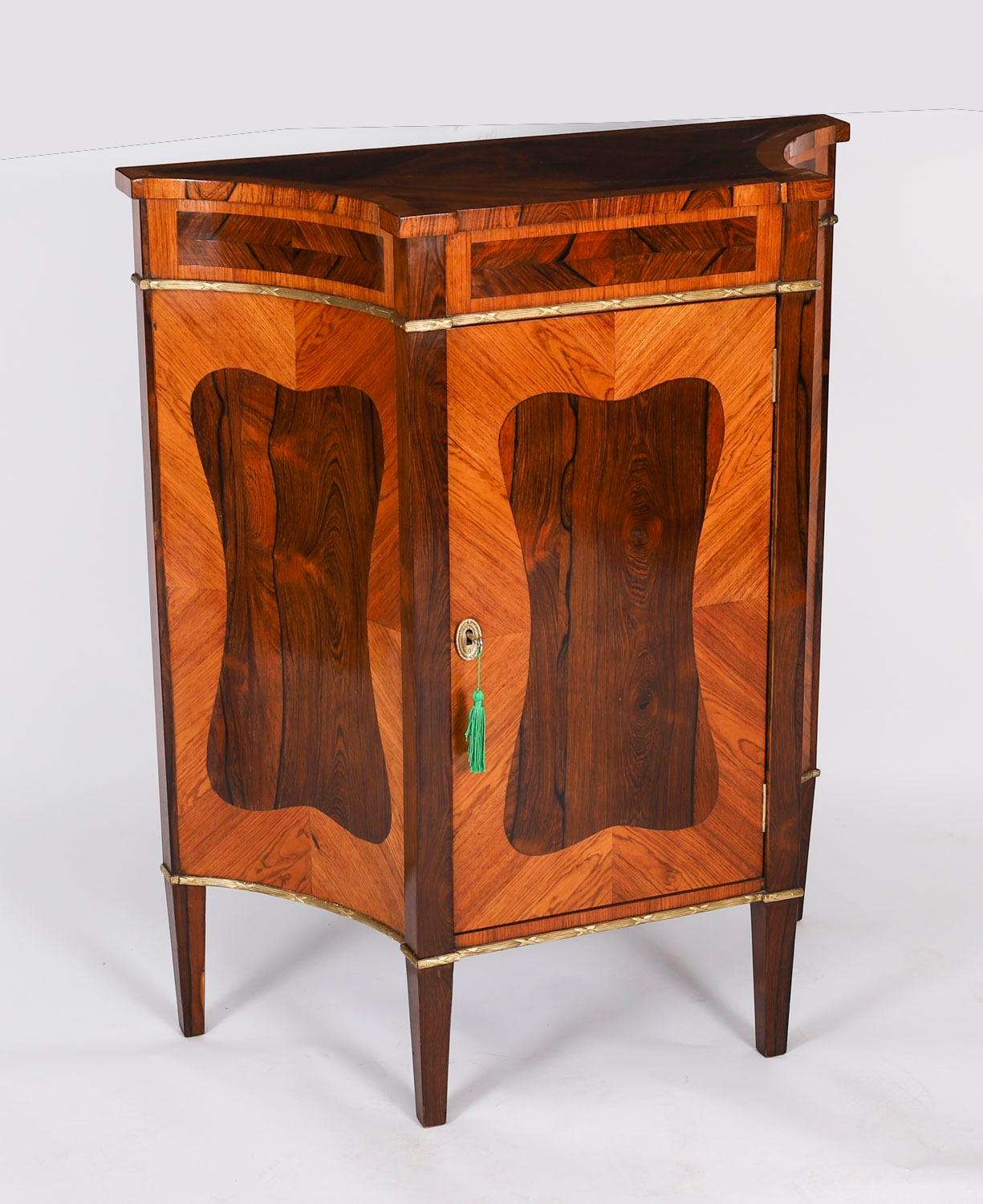 Si tratta di una splendida coppia di antichi armadietti vittoriani Gonçalo Alves & King Wood, risalenti al 1880 circa.

Ogni mobile ha un'anta che si apre su un ripiano centrale. Ciascuna di esse ha i lati incurvati ed è montata con un nastro di