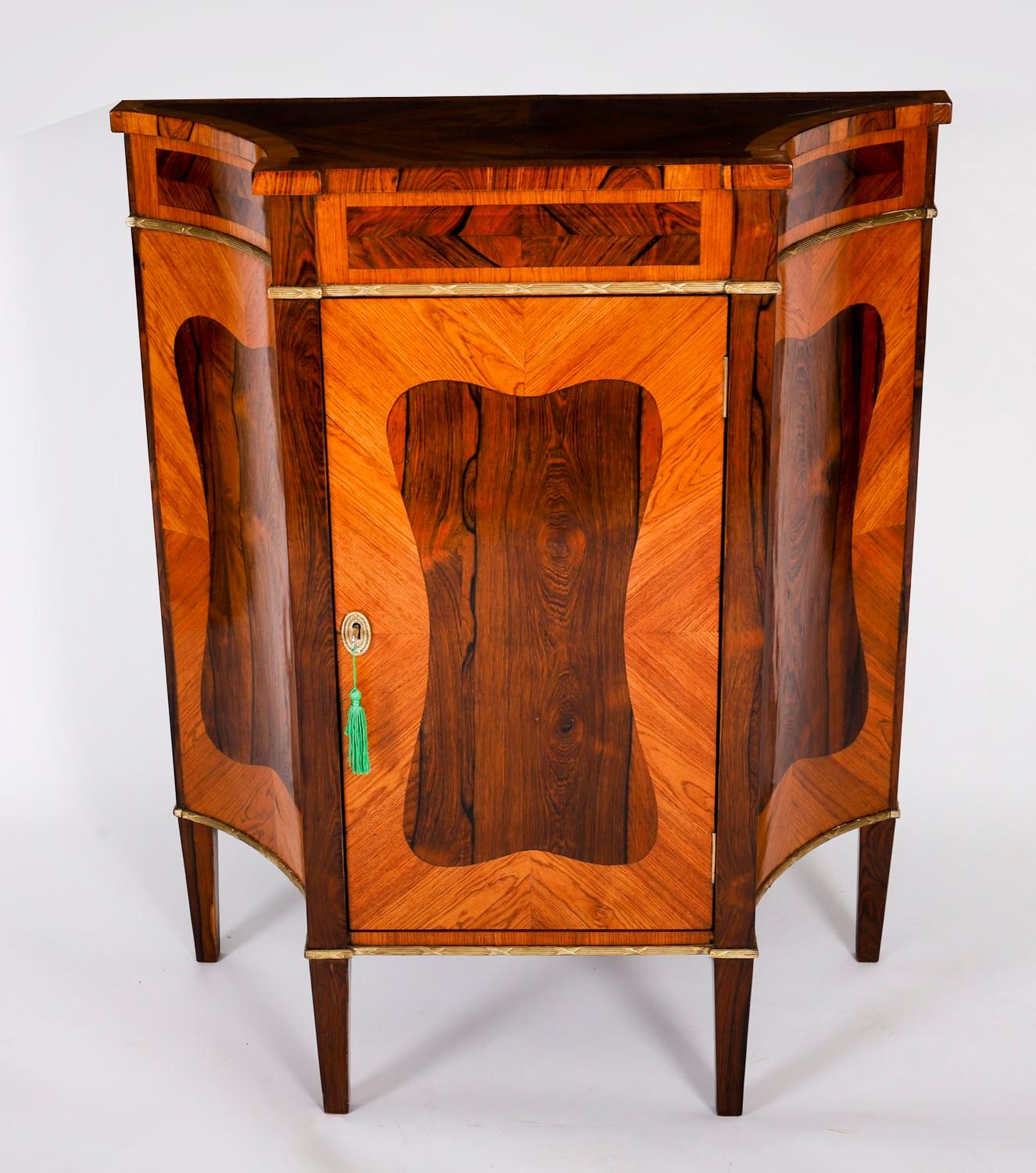 Vittoriano Coppia di armadietti Goncalo Alves e King Wood del XIX secolo in vendita