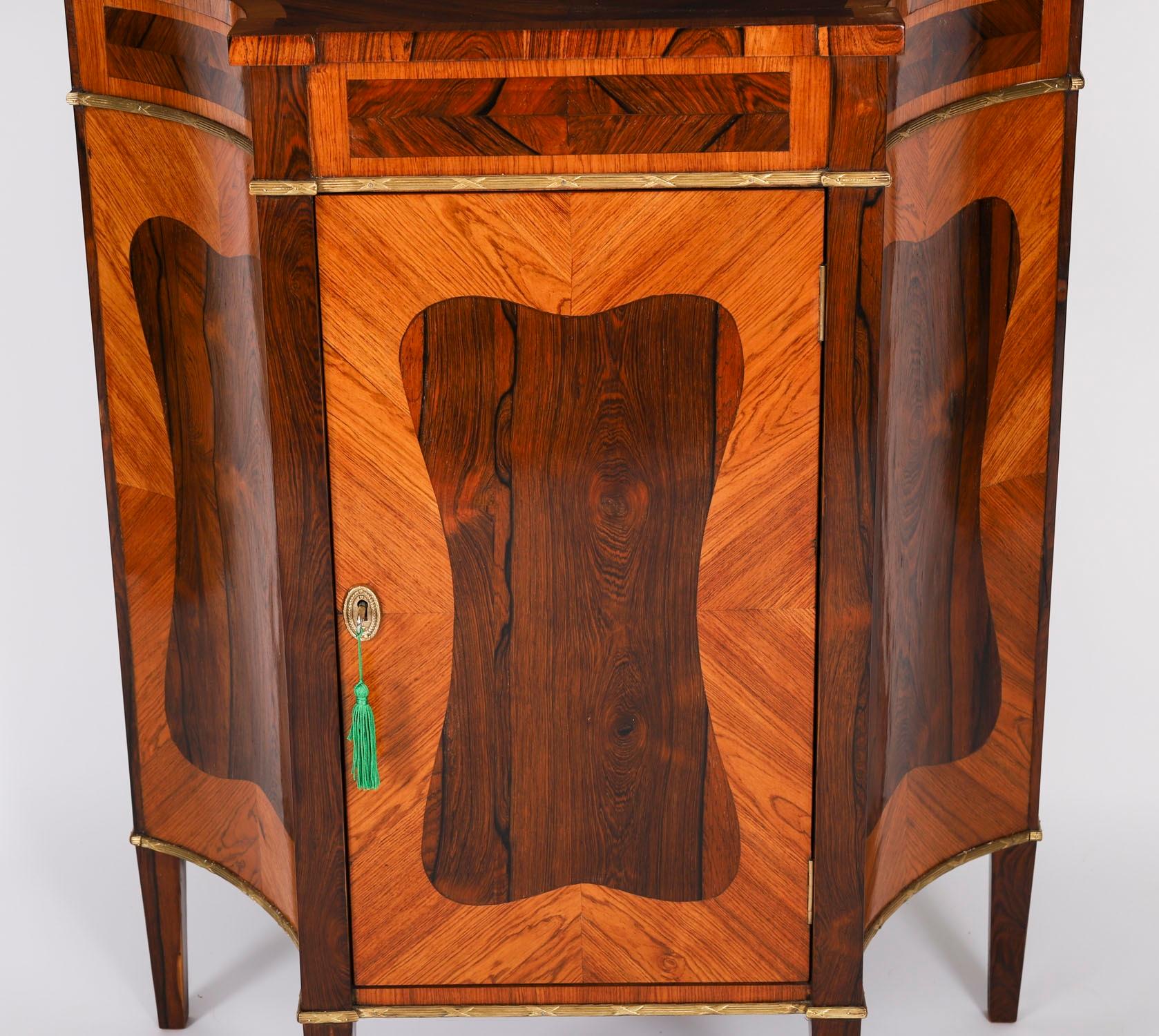 Inglese Coppia di armadietti Goncalo Alves e King Wood del XIX secolo in vendita