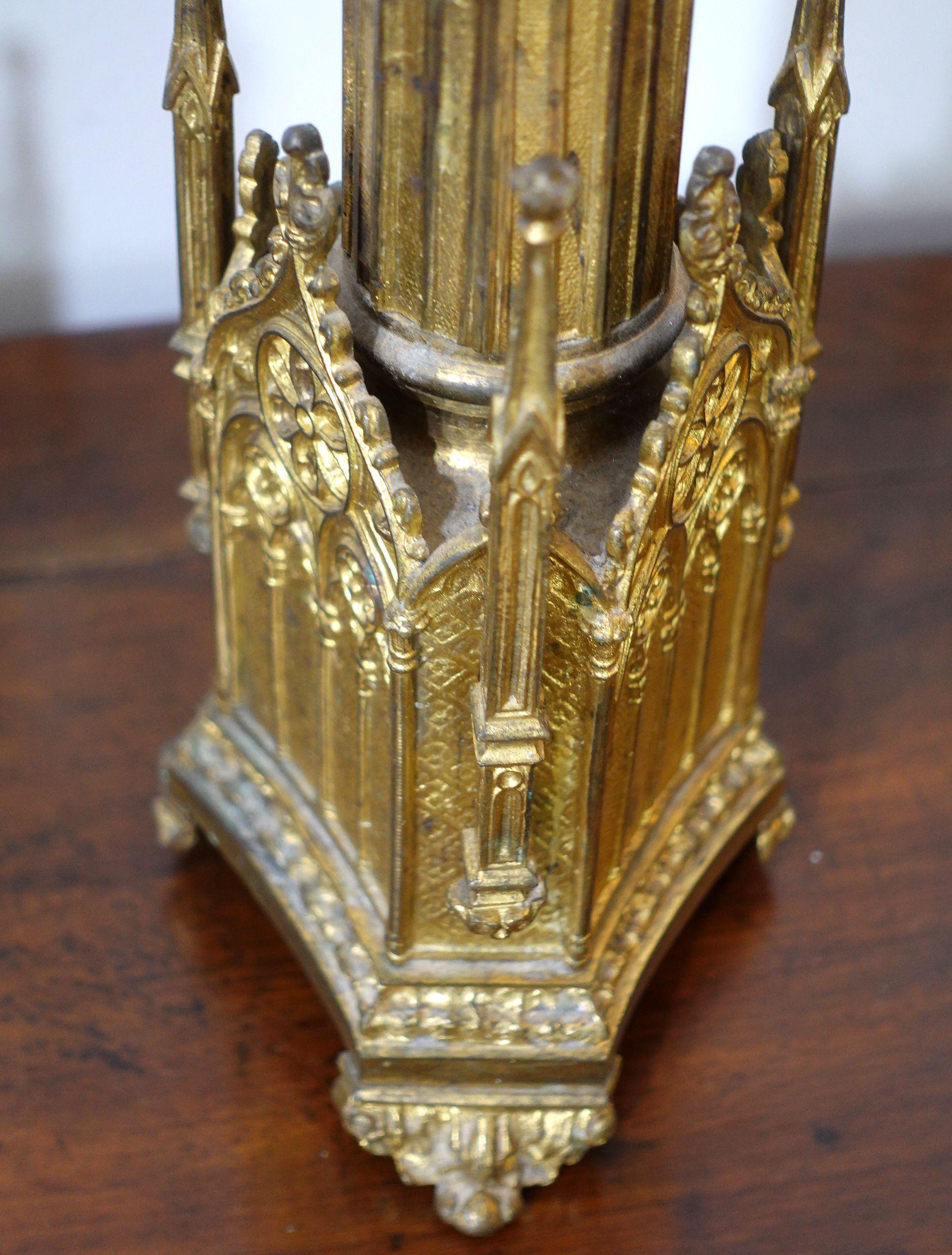 Antikes Paar gotische Kirchen-/Altar-Kerzenständer aus Messing, Ric.0042 (19. Jahrhundert) im Angebot
