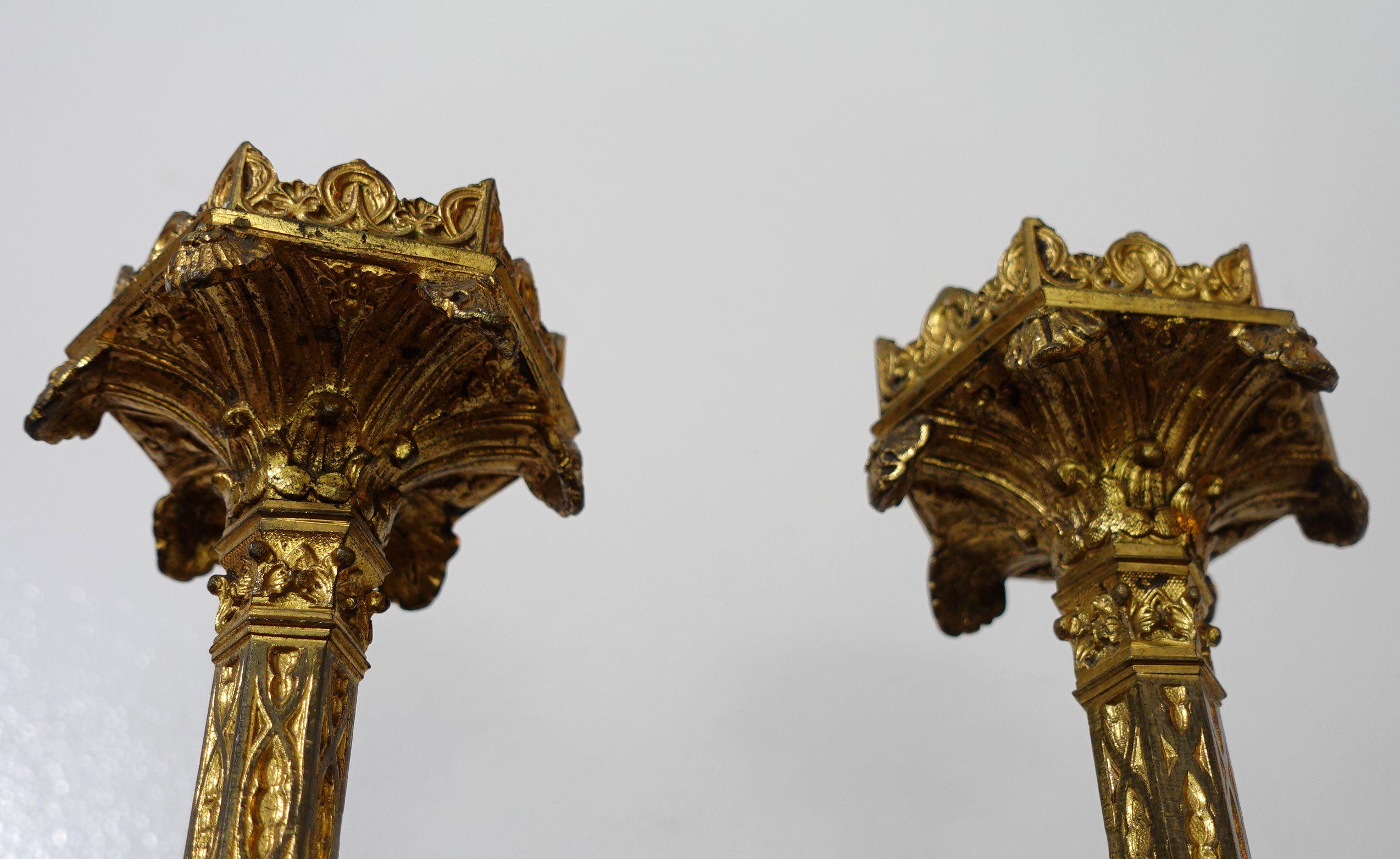 Antikes Paar gotische Kirchen-/Altar-Kerzenständer aus Messing, Ric.0042 (Bronze) im Angebot
