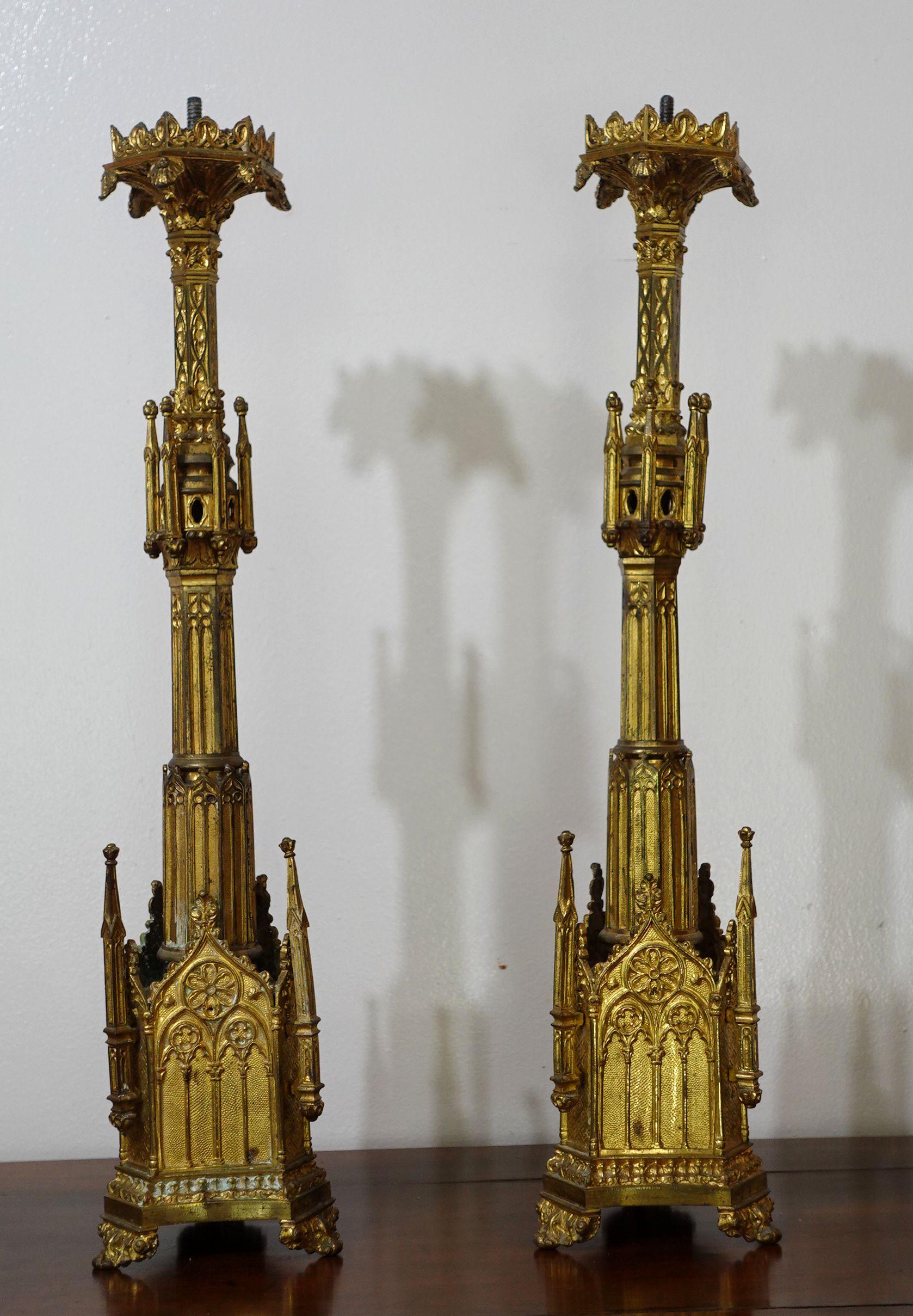 Antikes Paar gotische Kathedralen-Motive aus Messing - Kirchen-/Altar-Leuchter mit gotischen Architekturelementen.
Ric.0042.
 