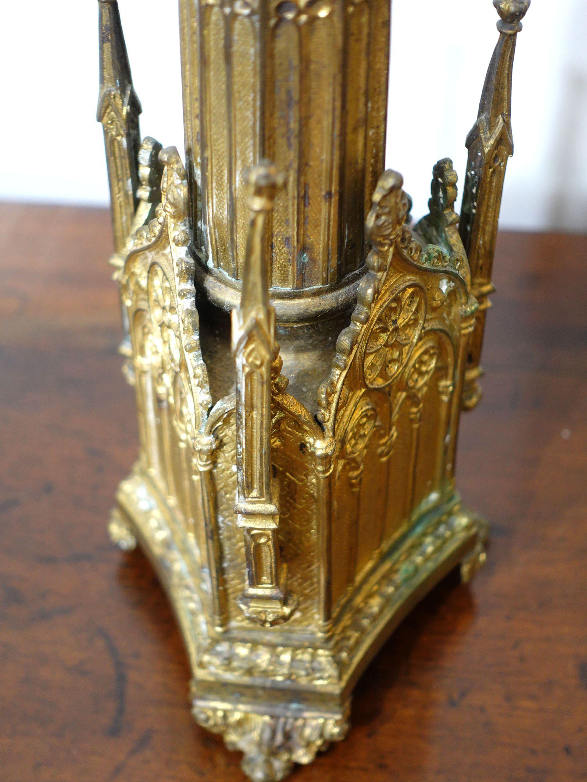 Antikes Paar gotische Kirchen-/Altar-Kerzenständer aus Messing, Ric.0042 im Zustand „Gut“ im Angebot in Norton, MA