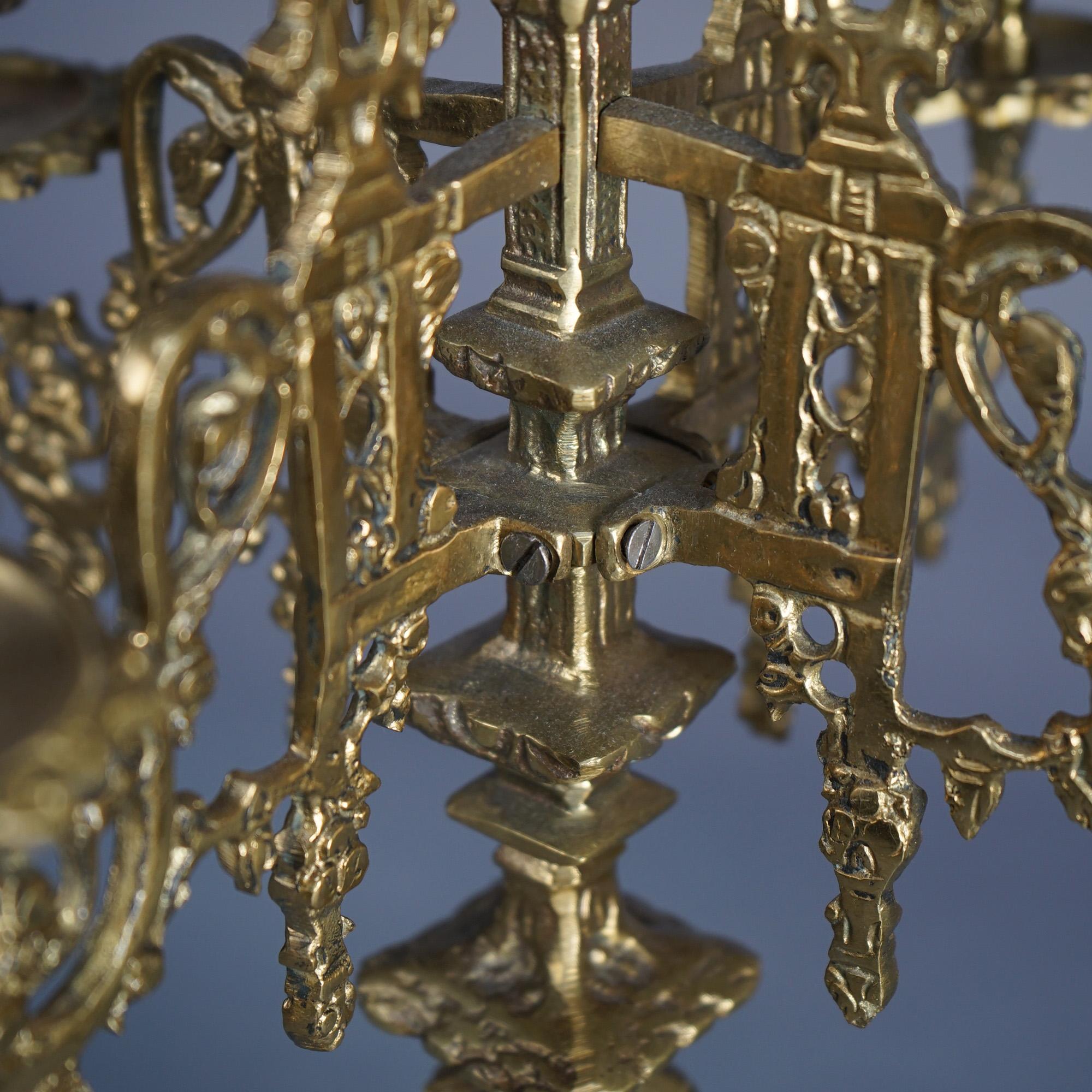 Ancienne paire de candélabres néo-gothiques en bronze à cinq lumières et pieds C1850 en vente 2
