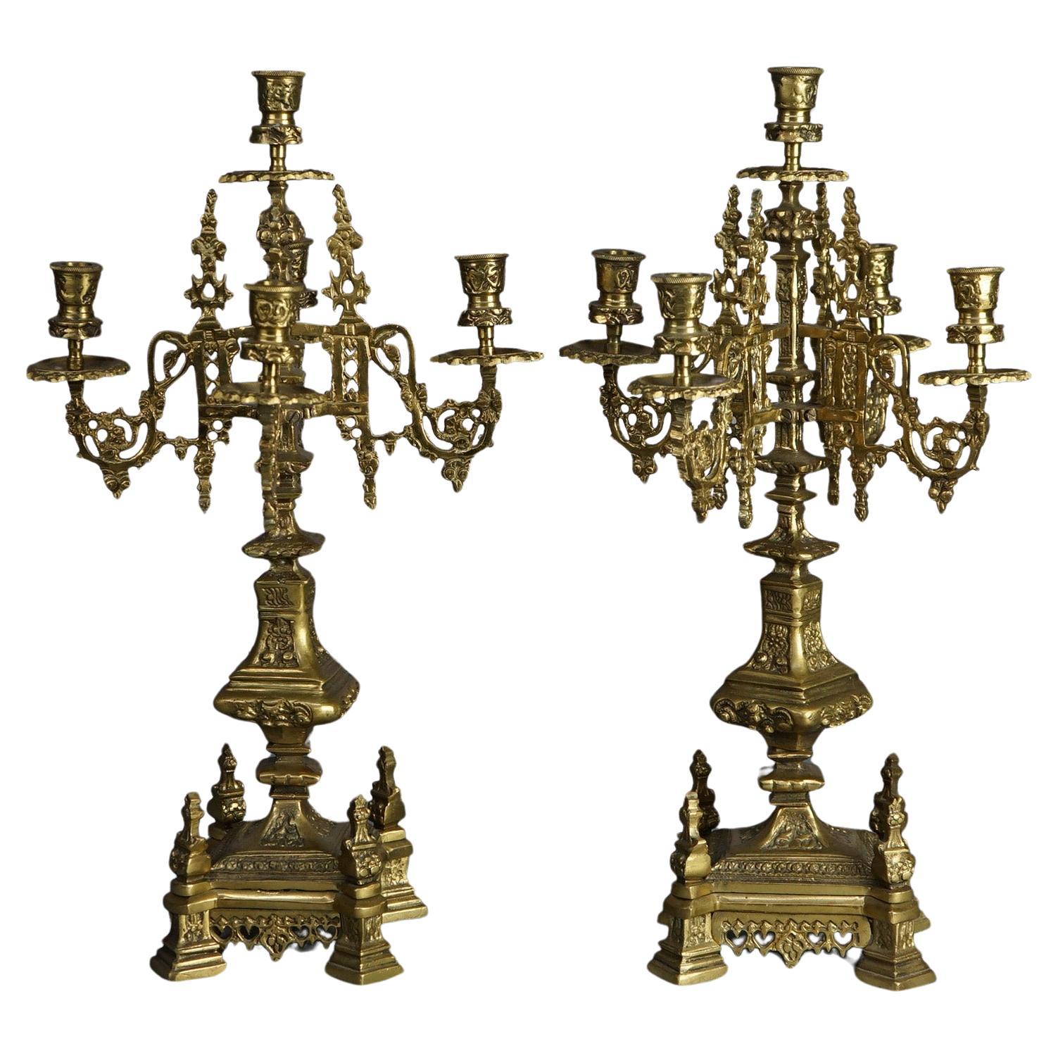 Antikes Paar Bronze-Kandelaber im gotischen Revival-Stil mit fünf Leuchten und Fuß, C1850