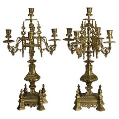 Ancienne paire de candélabres néo-gothiques en bronze à cinq lumières et pieds C1850