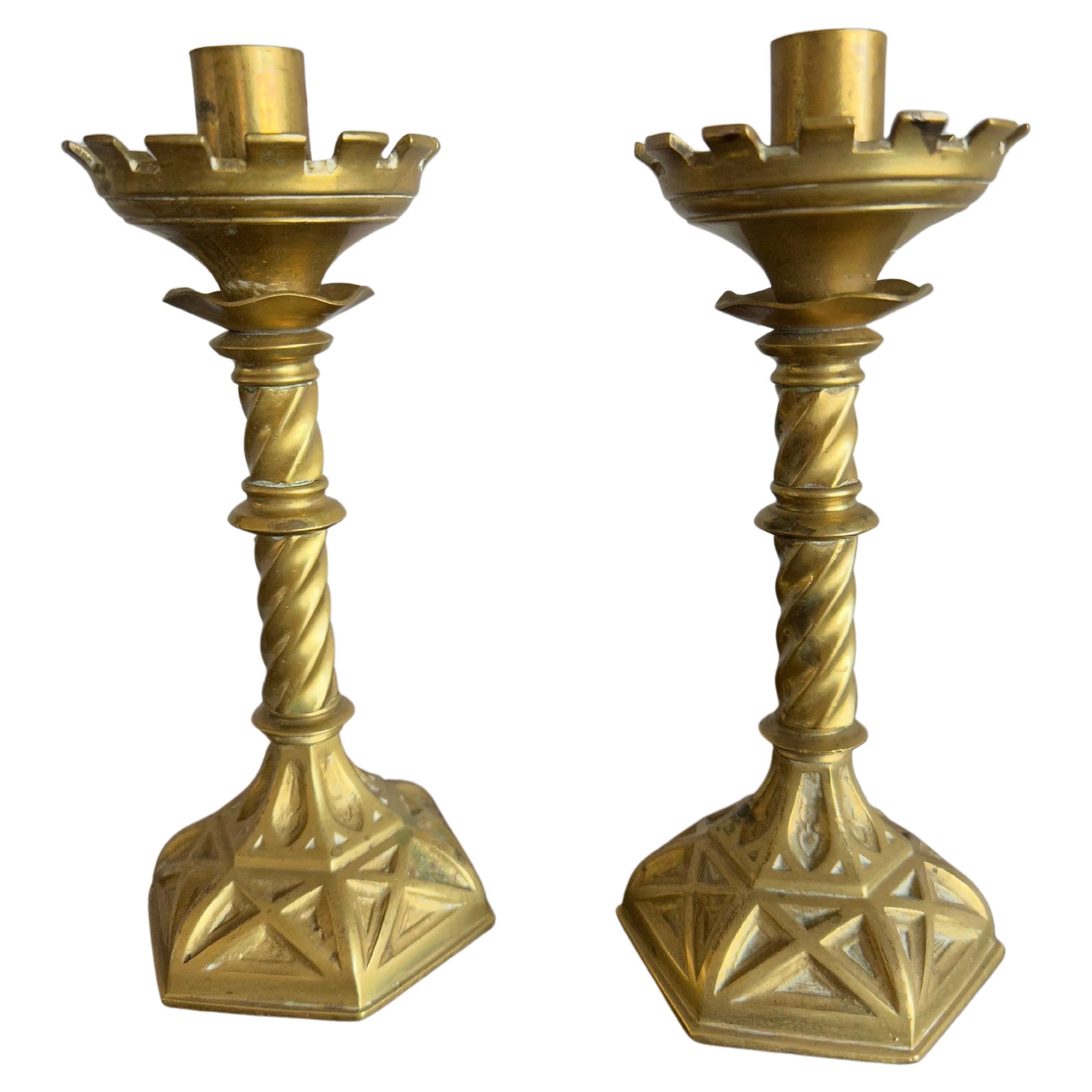 Par Antiguo de Candeleros de Bronce Dorado Artesanales del Renacimiento Gótico en venta