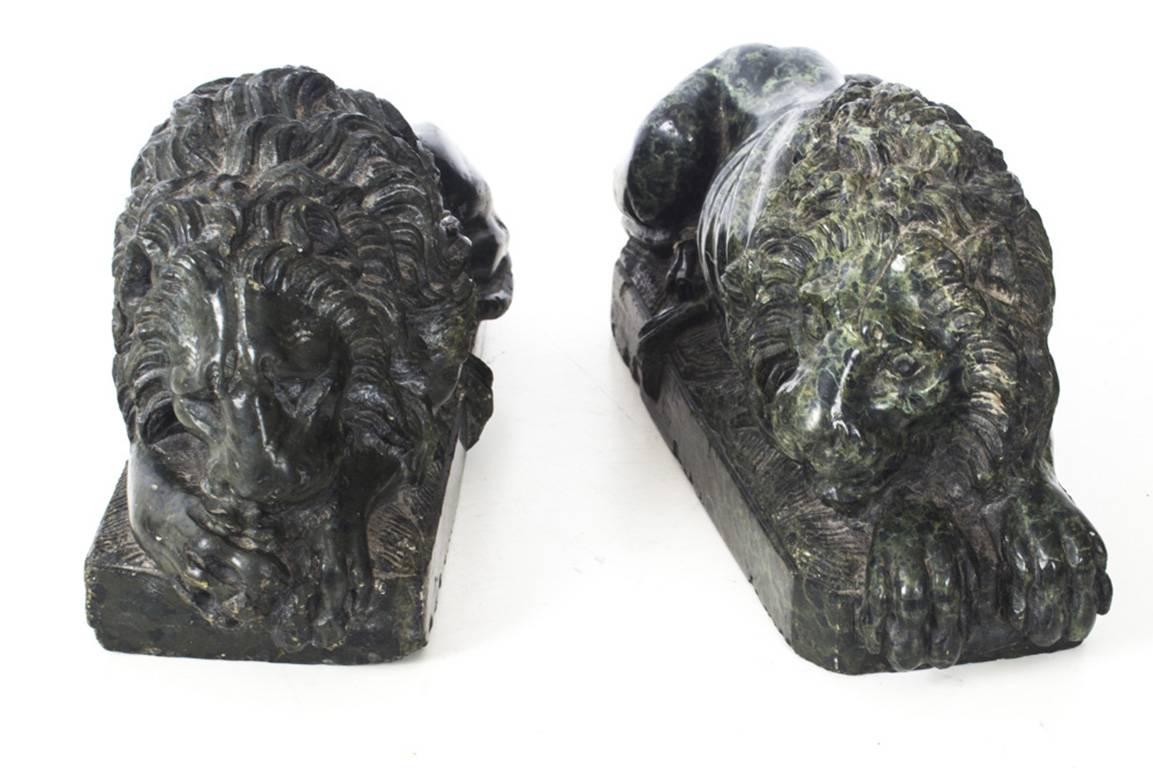Marbre Paire de Lions Canova en marbre serpentin Grand Tour:: 19ème siècle