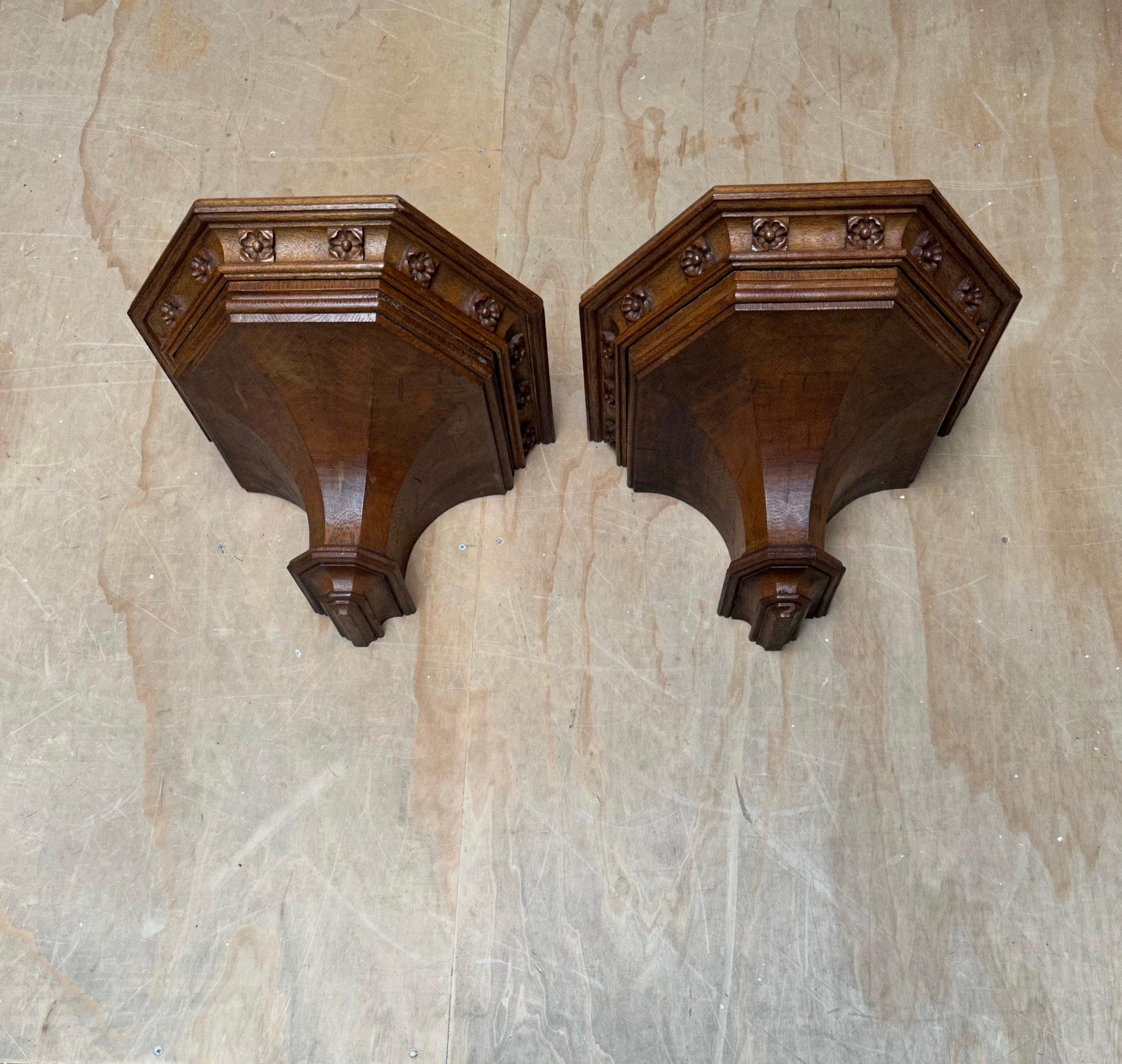 Ancienne paire de supports muraux néo-gothiques sculptés à la main, étagères avec sculptures de qualité 10