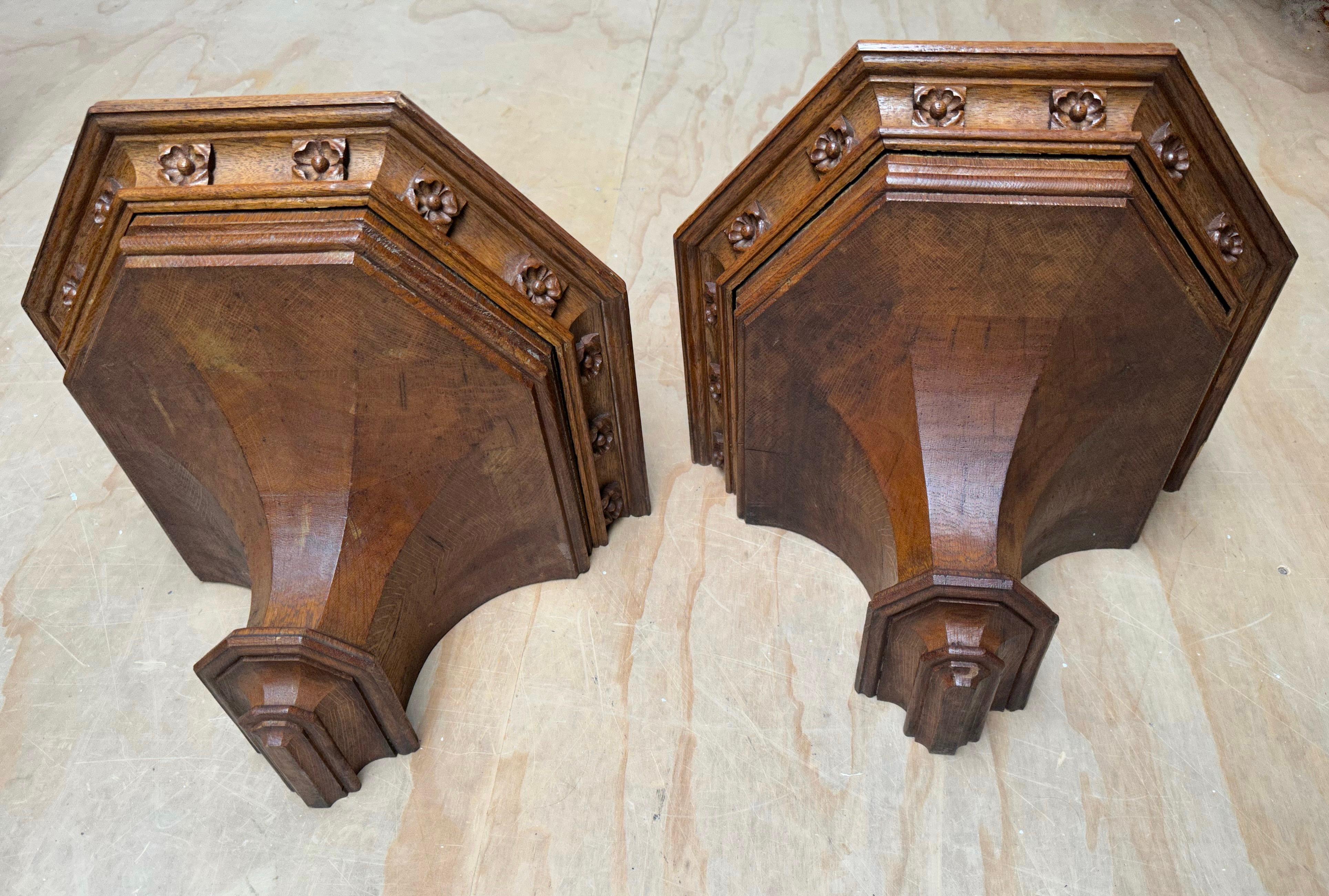 Français Ancienne paire de supports muraux néo-gothiques sculptés à la main, étagères avec sculptures de qualité