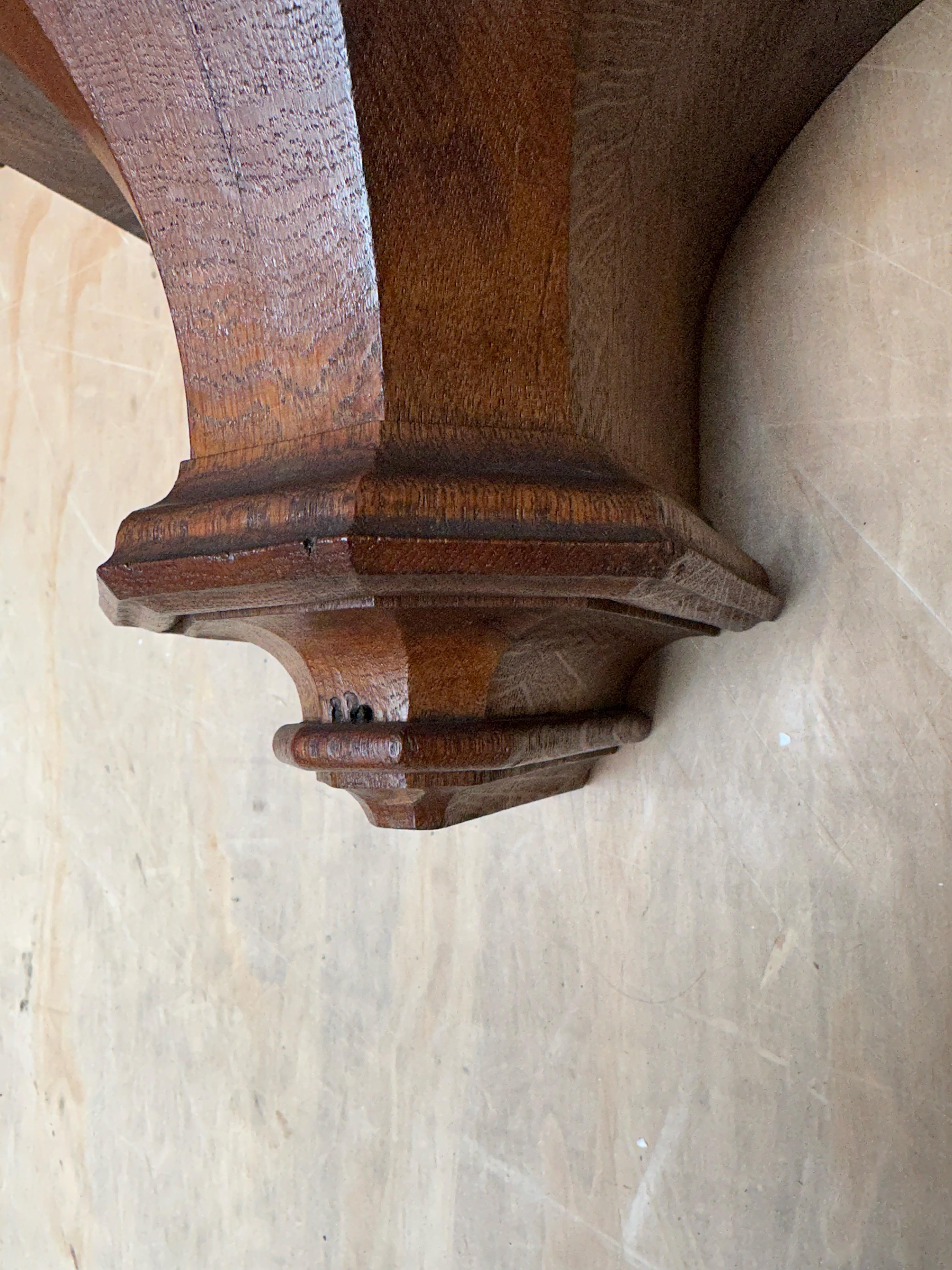 Ancienne paire de supports muraux néo-gothiques sculptés à la main, étagères avec sculptures de qualité 1