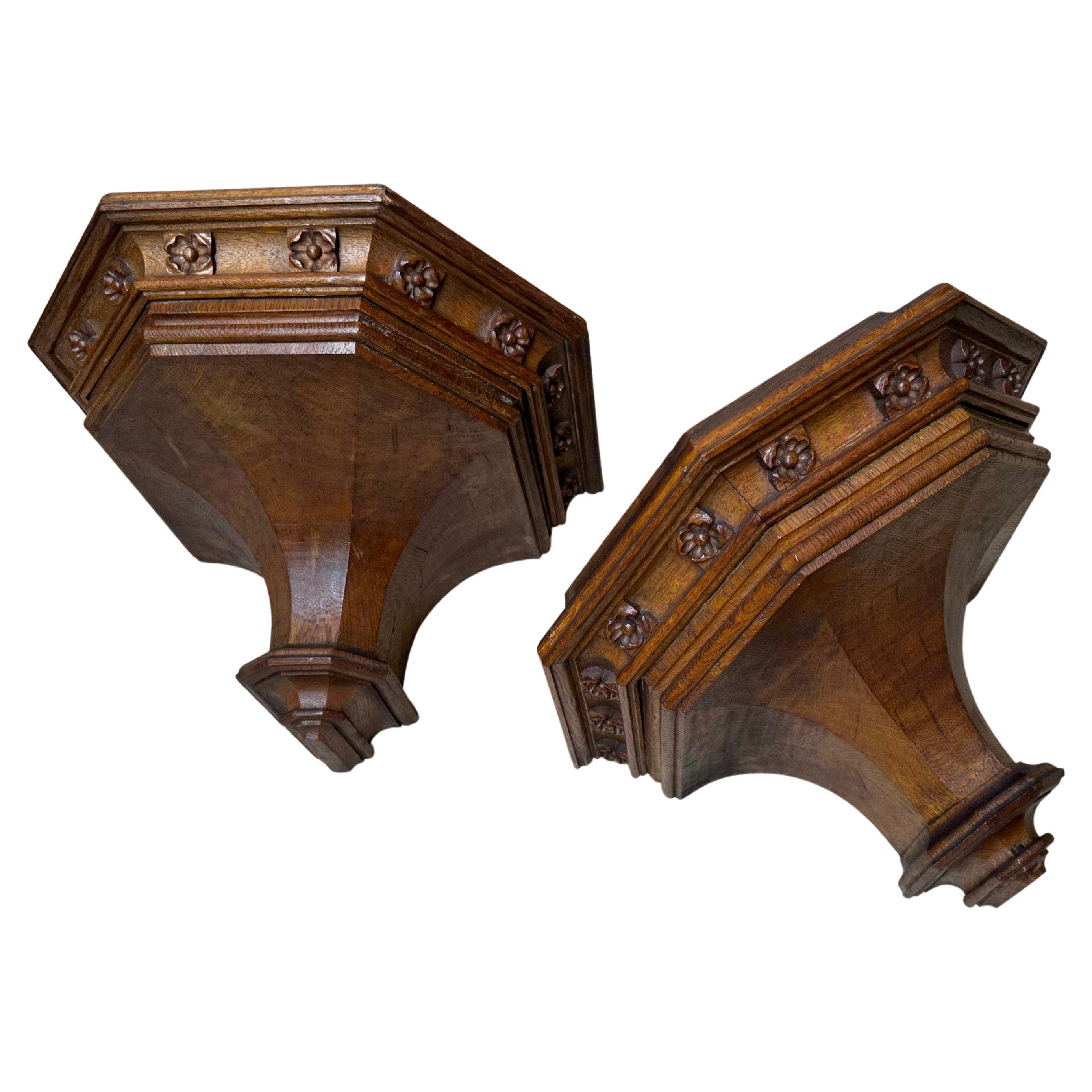 Ancienne paire de supports muraux néo-gothiques sculptés à la main, étagères avec sculptures de qualité