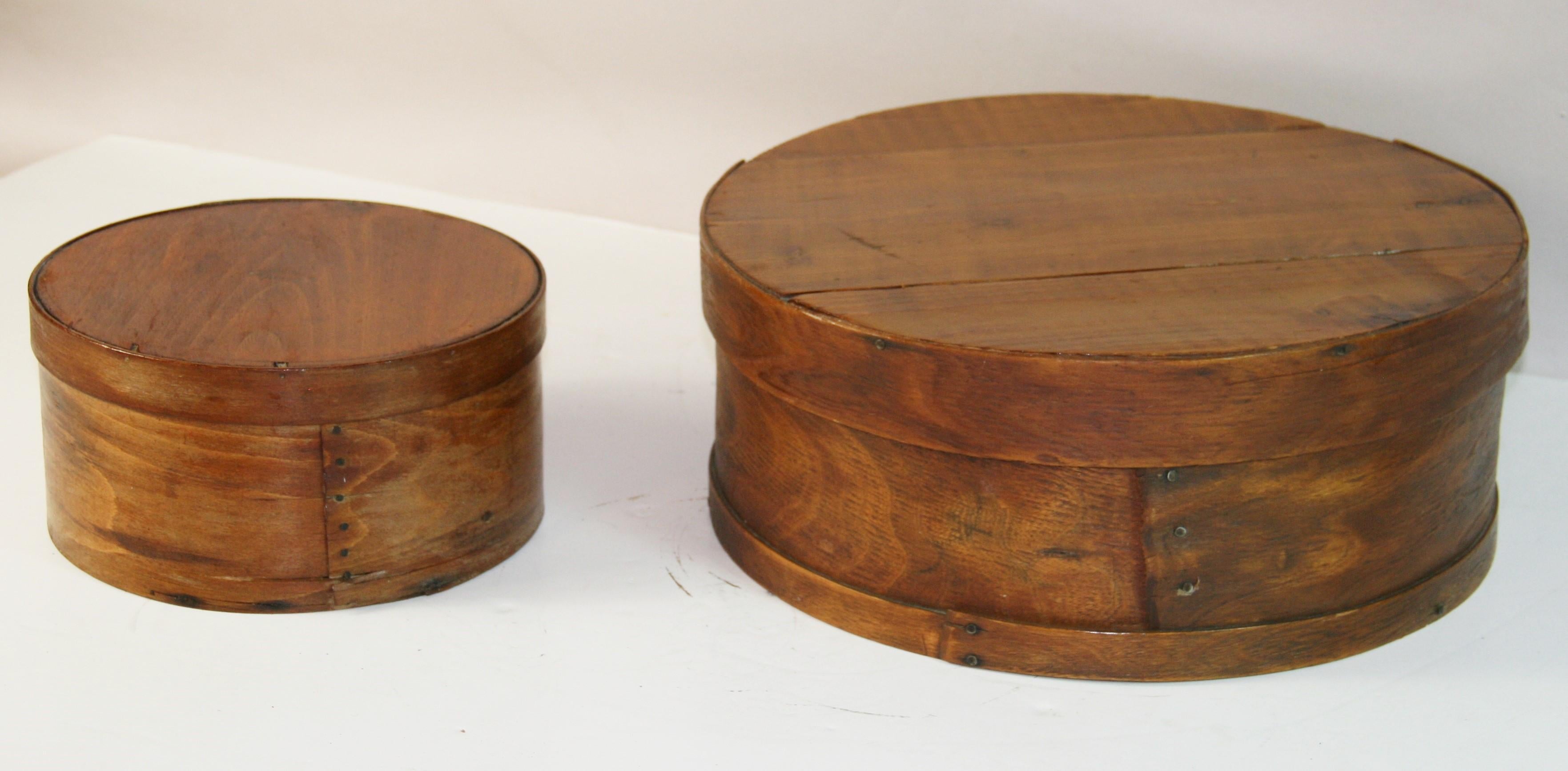 1740 Pareja de cajas antiguas de cedro para sombreros/almacenamiento hechas a mano
grande 16x6
Pequeño 9,5x5