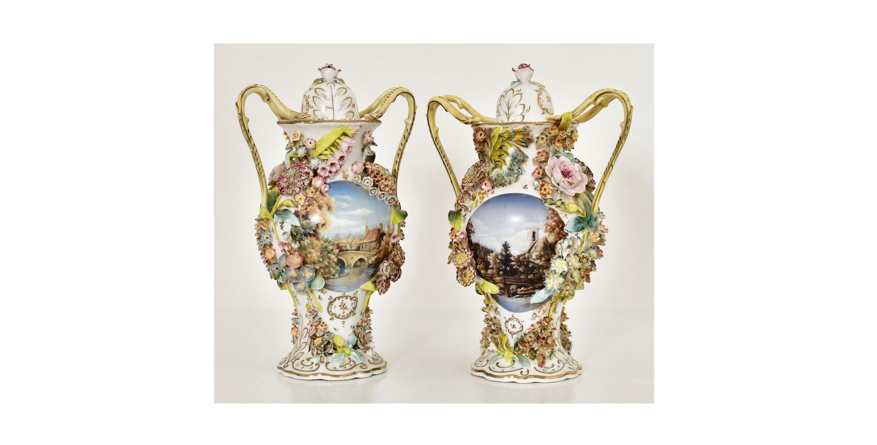 Exquisita pareja de urnas de porcelana francesa de mediados del siglo XIX, obra del célebre Jacob Petit, uno de los artistas de la porcelana más imaginativos y renombrados de su época. Estas impresionantes urnas cubiertas muestran la mezcla