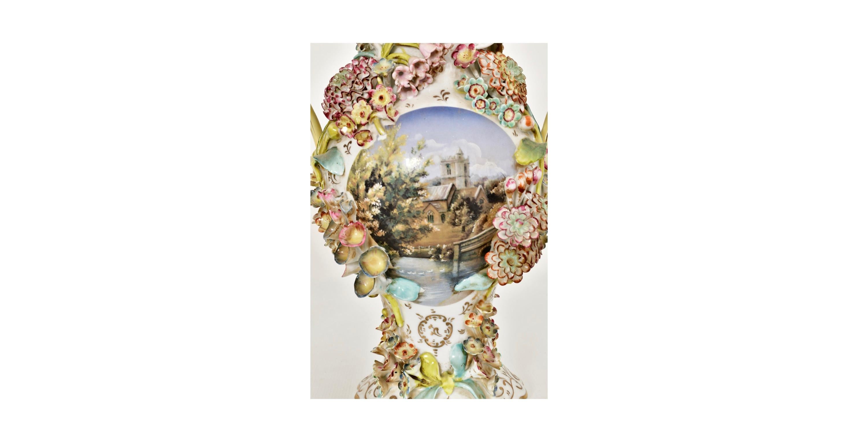 Pareja antigua /Urnas cubiertas de porcelana pintadas a mano por Jacob Petit 