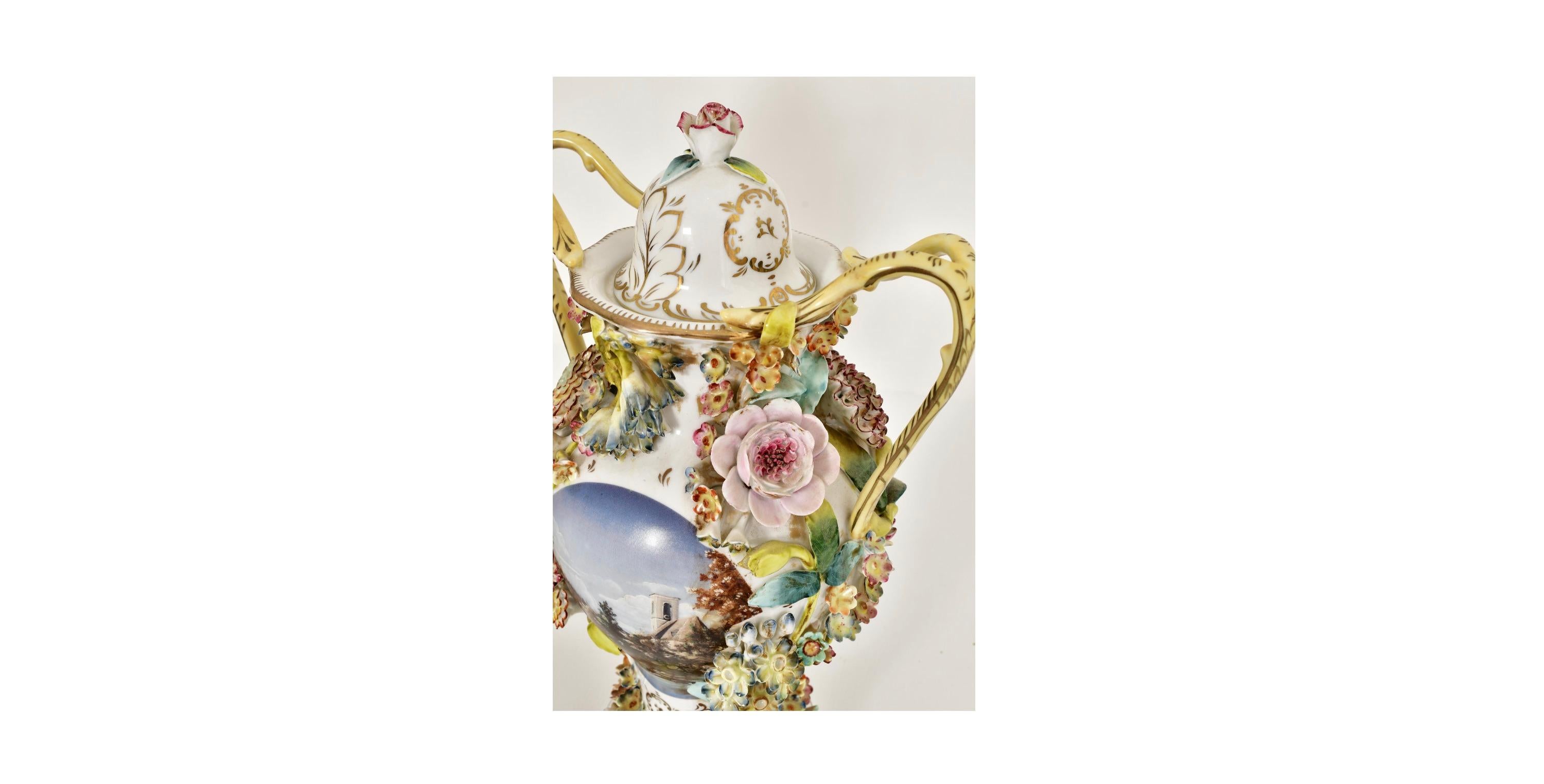 Pareja antigua /Urnas cubiertas de porcelana pintadas a mano por Jacob Petit 