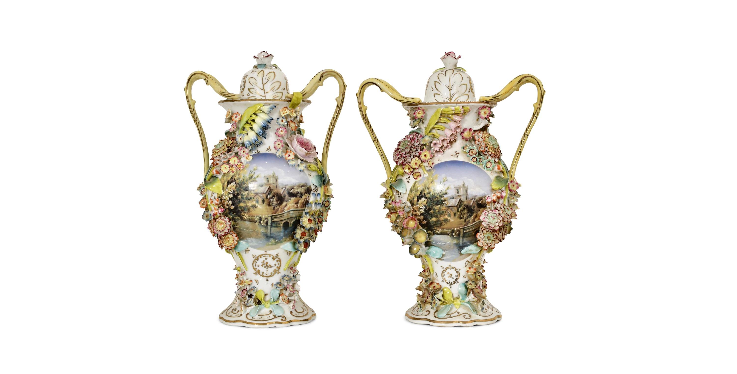 Pareja antigua /Urnas cubiertas de porcelana pintadas a mano por Jacob Petit 