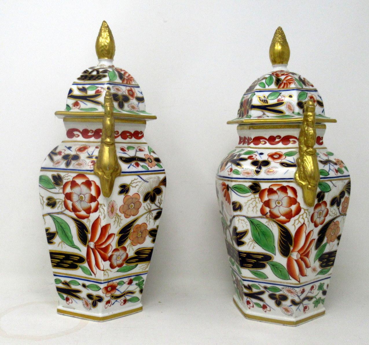 Antique Pair Hexagon English Chamberlains Worcester Imari Vases Urns Green Gilt In Good Condition In Dublin, Ireland