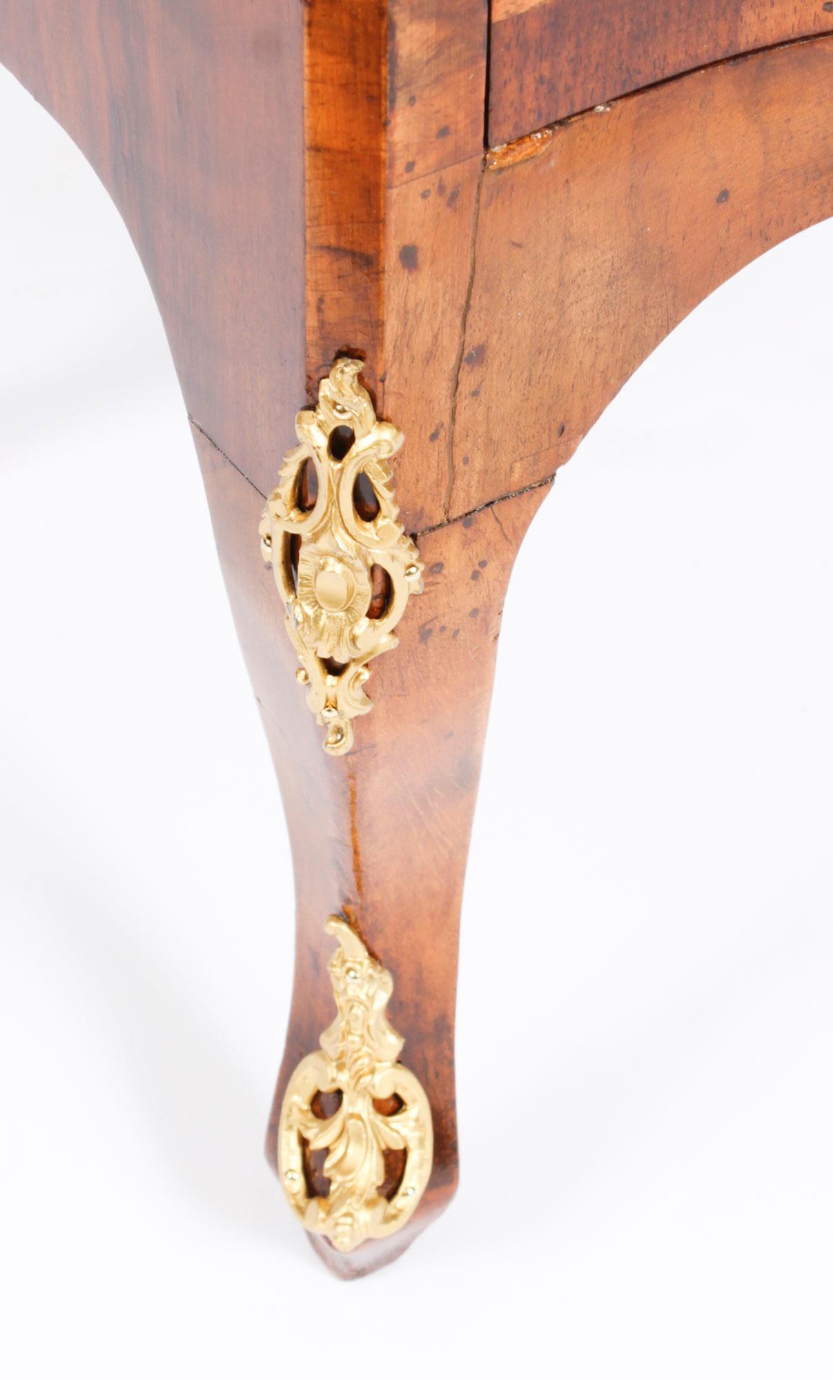Paire de chevets anciens en ronce de noyer serpentine italienne 19ème siècle en vente 11