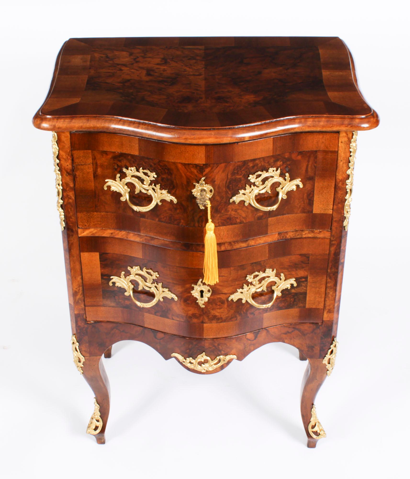 Antique Pair Italian Burr Walnut Serpentine Bedside Chests 19th Century In Good Condition For Sale In London, GB