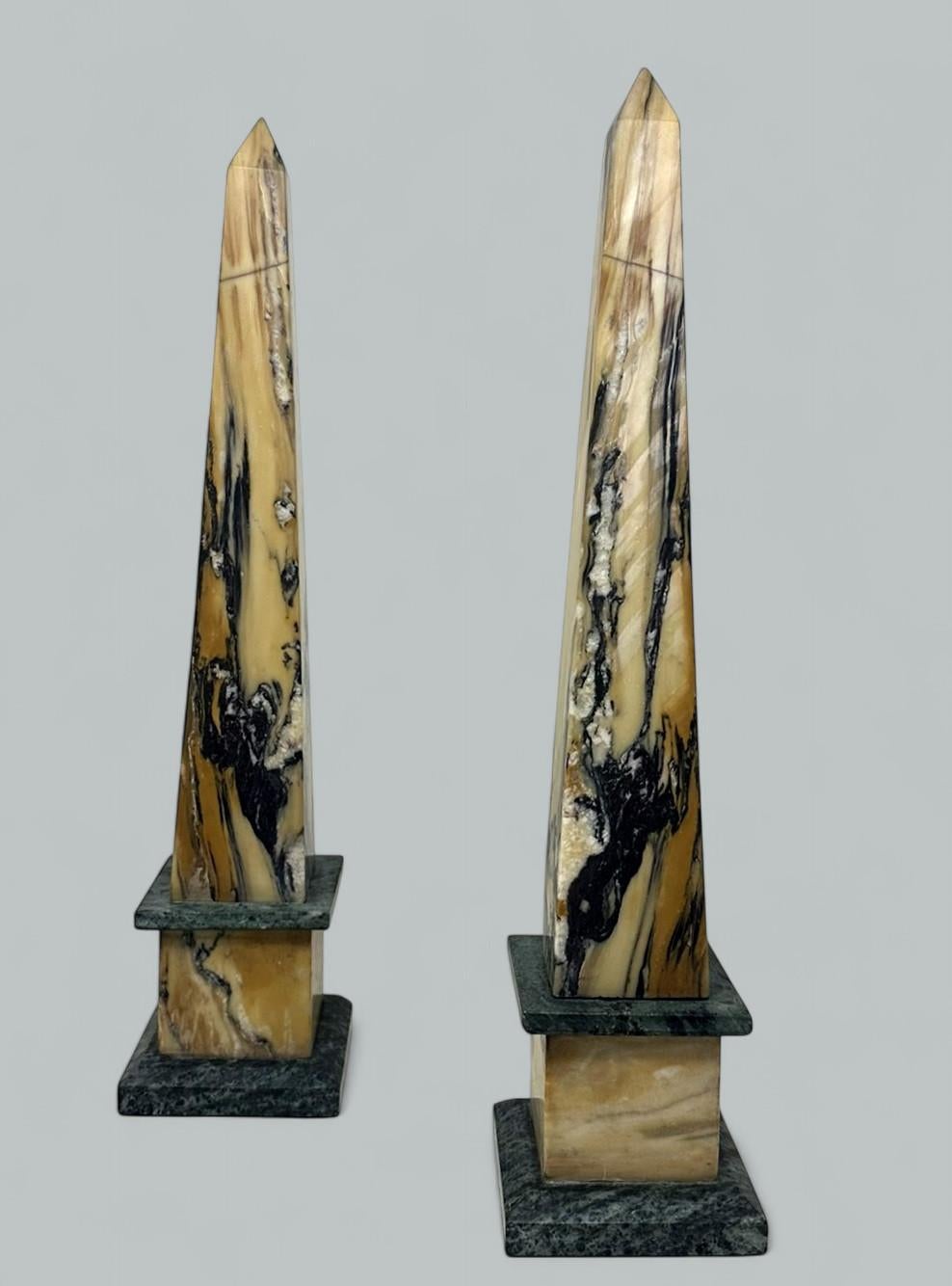 Antique Pair Italian Sienna Green Vert Marble Obelisks Garniture Columns 1920's Moderno de mediados de siglo en venta