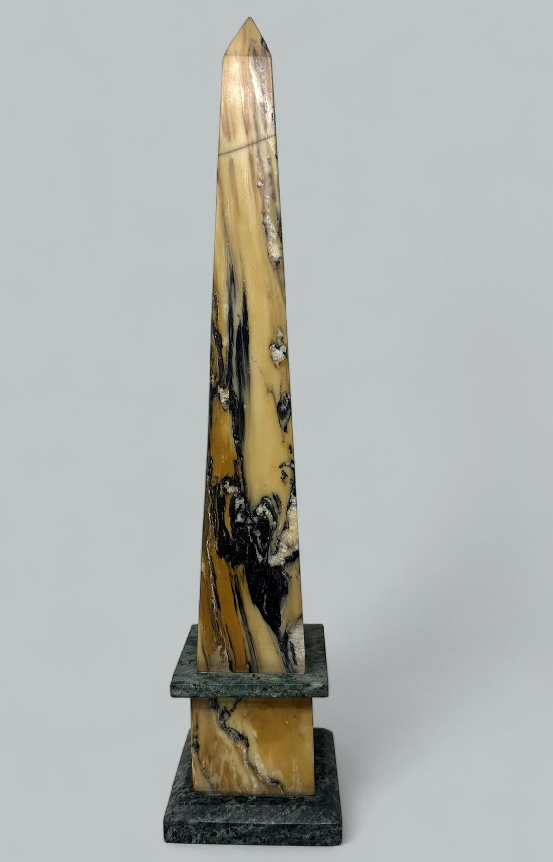 Antique Pair Italian Sienna Green Vert Marble Obelisks Garniture Columns 1920's Italiano en venta