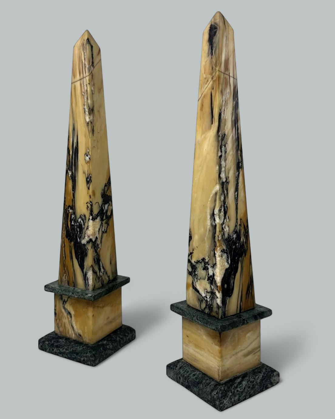 Antique Pair Italian Sienna Green Vert Marble Obelisks Garniture Columns 1920's siglo XIX en venta