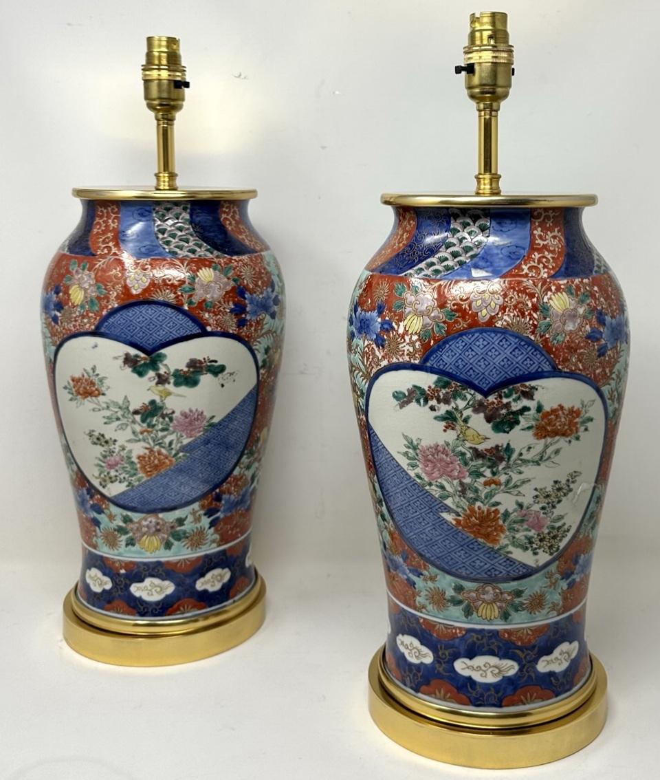 Atemberaubendes Paar traditioneller japanischer Imari-Porzellanvasen in bauchiger Form von mittlerer bis großer Größe, die jetzt in ein Paar elektrischer Tischlampen umgewandelt wurden, komplett mit stufenförmigen runden Sockeln aus Ormolu und