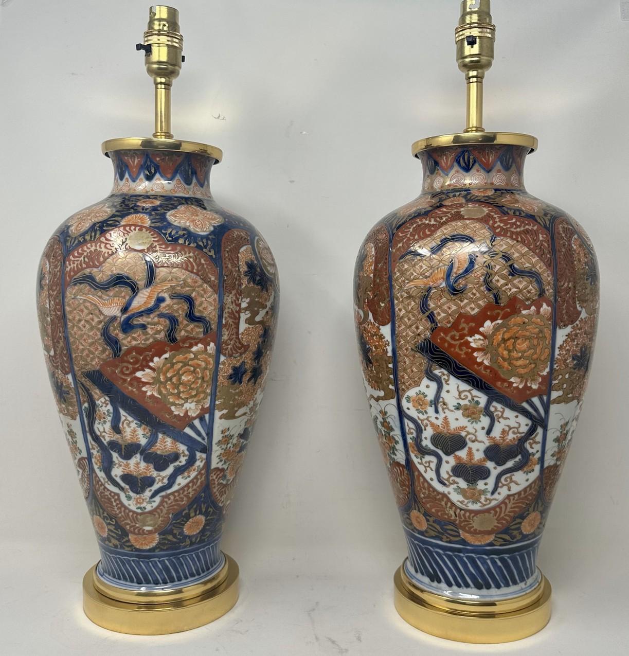Superbe paire de vases traditionnels japonais Imari en porcelaine de forme bulbeuse, de forme balustre inversée avec des cols évasés et d'assez grandes proportions, maintenant convertis en une paire de lampes de table électriques, complètes avec des