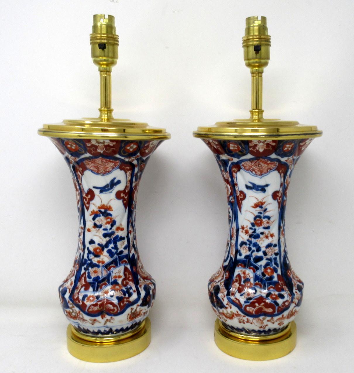 Victorien tardif Paire de lampes de bureau japonaises anciennes en porcelaine Imari et bronze doré bleu, rouge et doré en vente