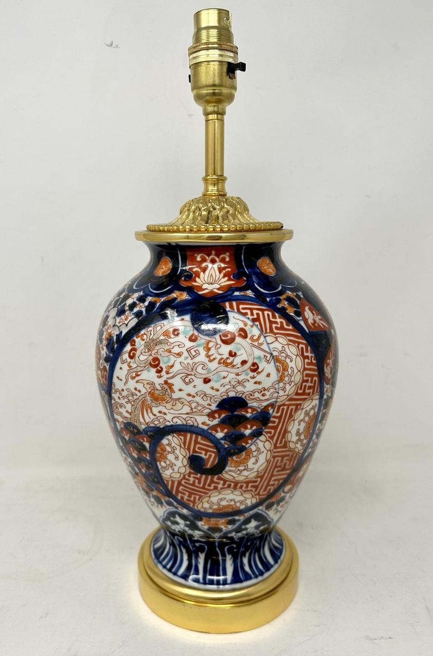 Antikes Paar japanische chinesische Imari-Porzellan-Goldbronze-Tischlampen in Blau, Rot und vergoldet (Spätviktorianisch) im Angebot