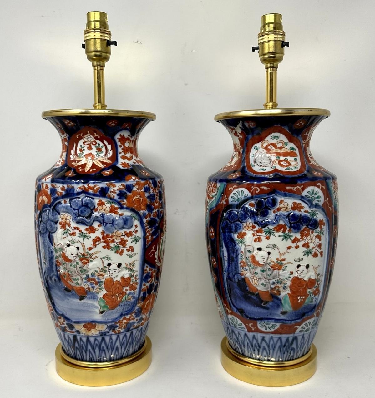 Victorien tardif Paire de lampes de bureau japonaises anciennes en porcelaine Imari dorée et bleue, rouge et dorée en vente
